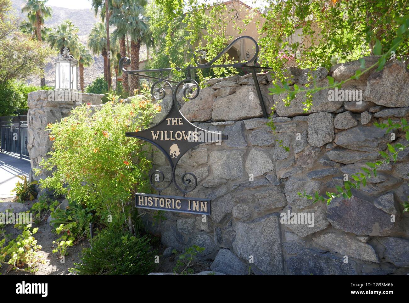 Palm Springs, Kalifornien, USA 10. Juni 2021 EINE allgemeine Sicht auf die Atmosphäre der ehemaligen Heimat der Schauspielerin Marion Davies im Willows Historic Palm Springs Inn am 412 W. Tahquitz Canyon Way in Palm Springs, Kalifornien, USA. Foto von Barry King/Alamy Stockfoto Stockfoto