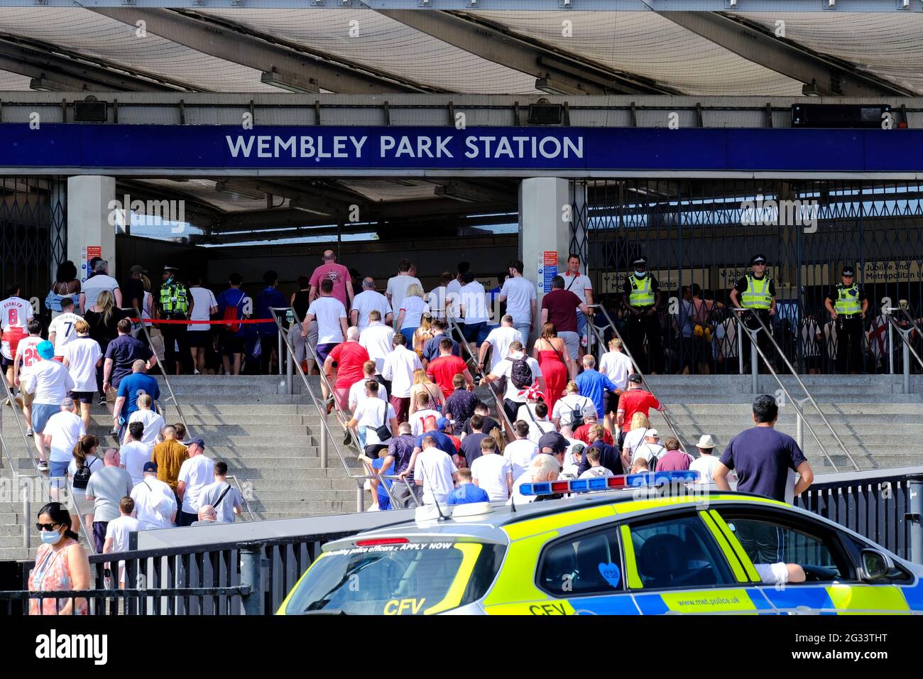 London, Großbritannien. Nach dem ersten Spiel der Euro 2020 gegen Kroatien gehen England-Fußballfans in die U-Bahnstation Wembley Park. Stockfoto