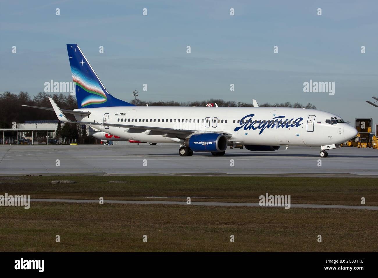 Eine Yakutia Airlines Boeing 737-800 vom Flughafen Mosca Vnukovo hier in Salzburg, Österreich. Stockfoto