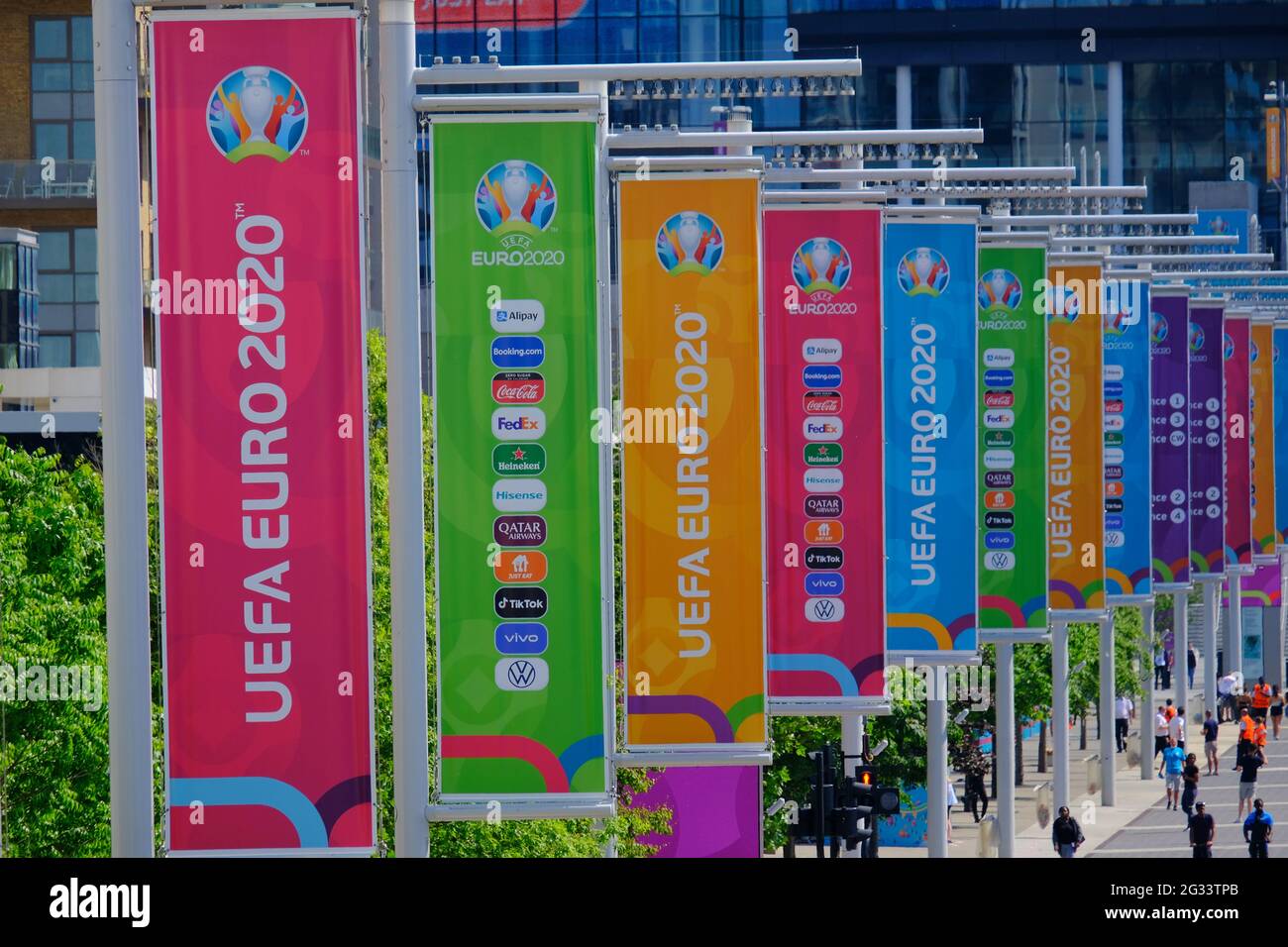 Bunte Banner für das Fußballturnier der Euro 2020 mit den Namen der Sponsoren säumen den Olympic Way auf dem Weg zum Wembley Stadium. Stockfoto