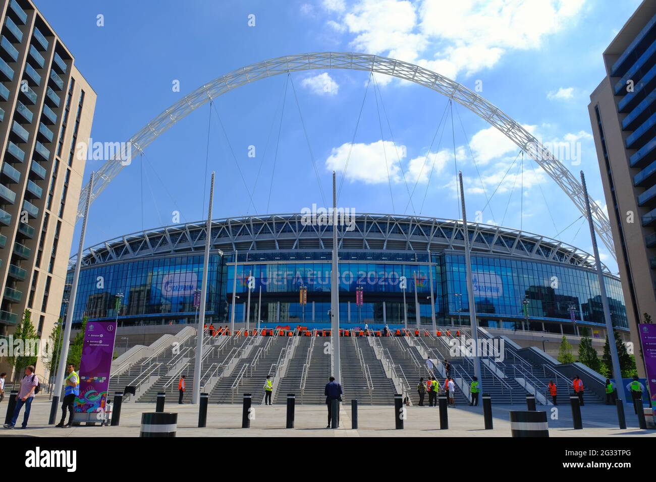 London, Großbritannien. Das Äußere des Wembley-Stadions an einem sonnigen Tag. „Euro 2020“ wird auf dem Brett angezeigt, da acht Spiele während des Turniers stattfinden. Stockfoto
