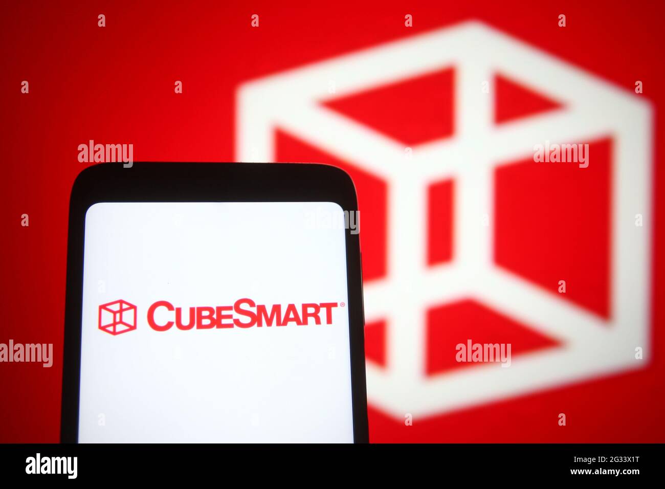 Ukraine. Juni 2021. In dieser Abbildung ist ein CubeSmart-Logo auf einem Smartphone und einem pc-Bildschirm zu sehen. (Foto von Pavlo Gonchar/SOPA Images/Sipa USA) Quelle: SIPA USA/Alamy Live News Stockfoto