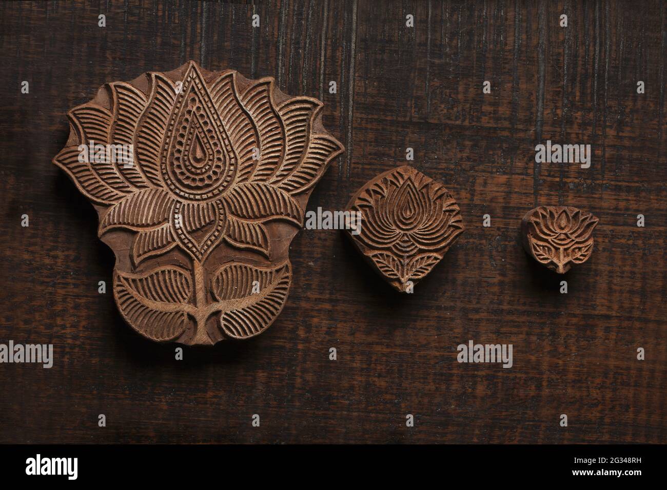 Verschiedene Größe von Lotus Form Holzblock Muster für Textildruck auf rustikalem Holz Hintergrund. Blockdruck, Rajasthan Indien Blockdruck, Holz b Stockfoto