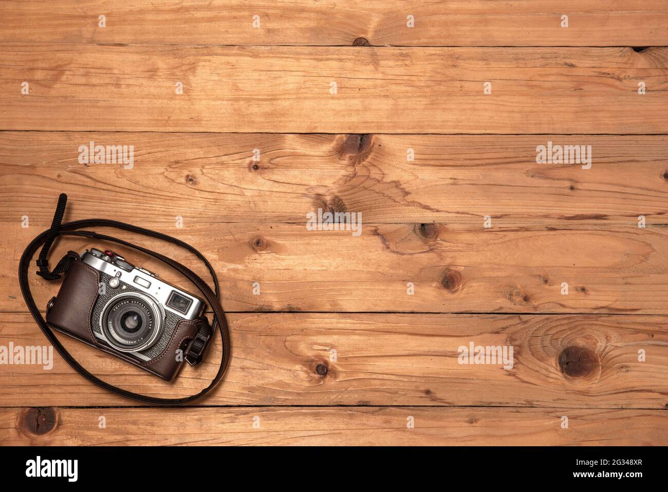 Retro Kamera auf Holz- Hintergrund Stockfoto