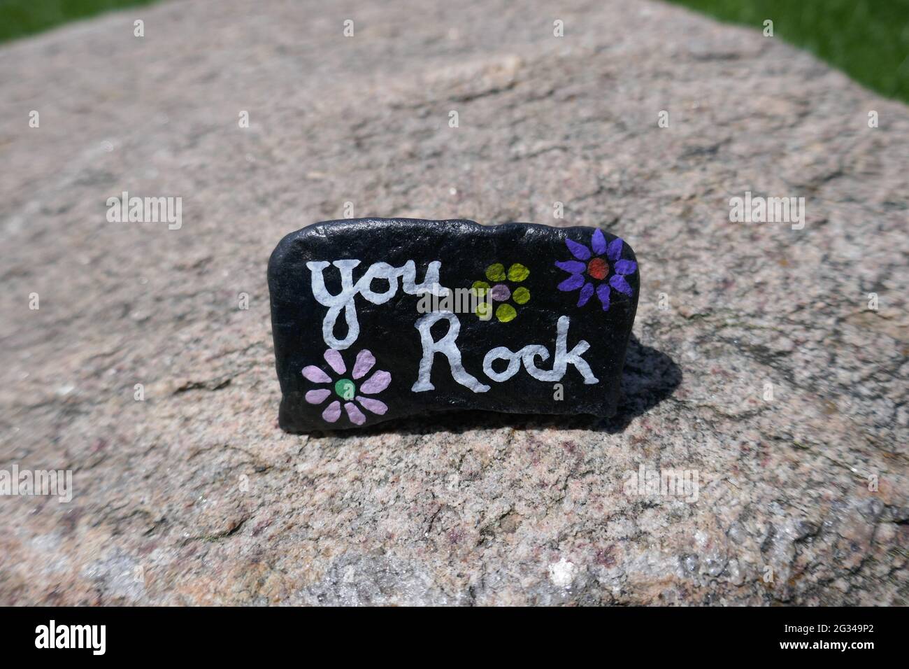 You Rock ermutigende Botschaft auf Freundlichkeit Stein auf großen Felsen platziert gemalt Stockfoto