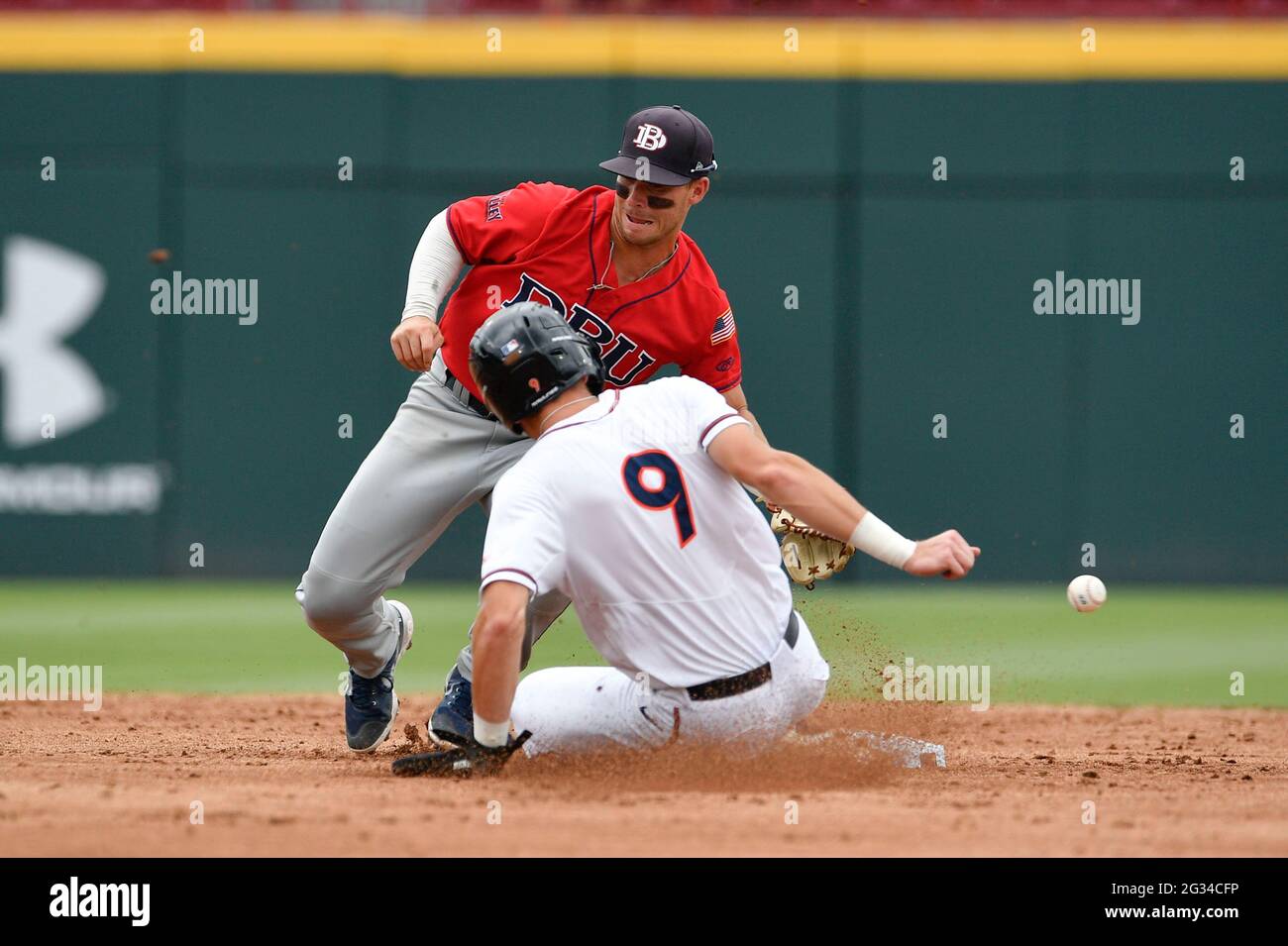 Columbia, South Carolina, USA. 13. Juni 2021. Während eines NCAA Super Regional Spiels zwischen den DBU Patriots und der University of Virginia Cavaliers in Columbia, South Carolina. (Obligatorische Gutschrift: Shane Roper/CSM). Kredit: csm/Alamy Live Nachrichten Stockfoto