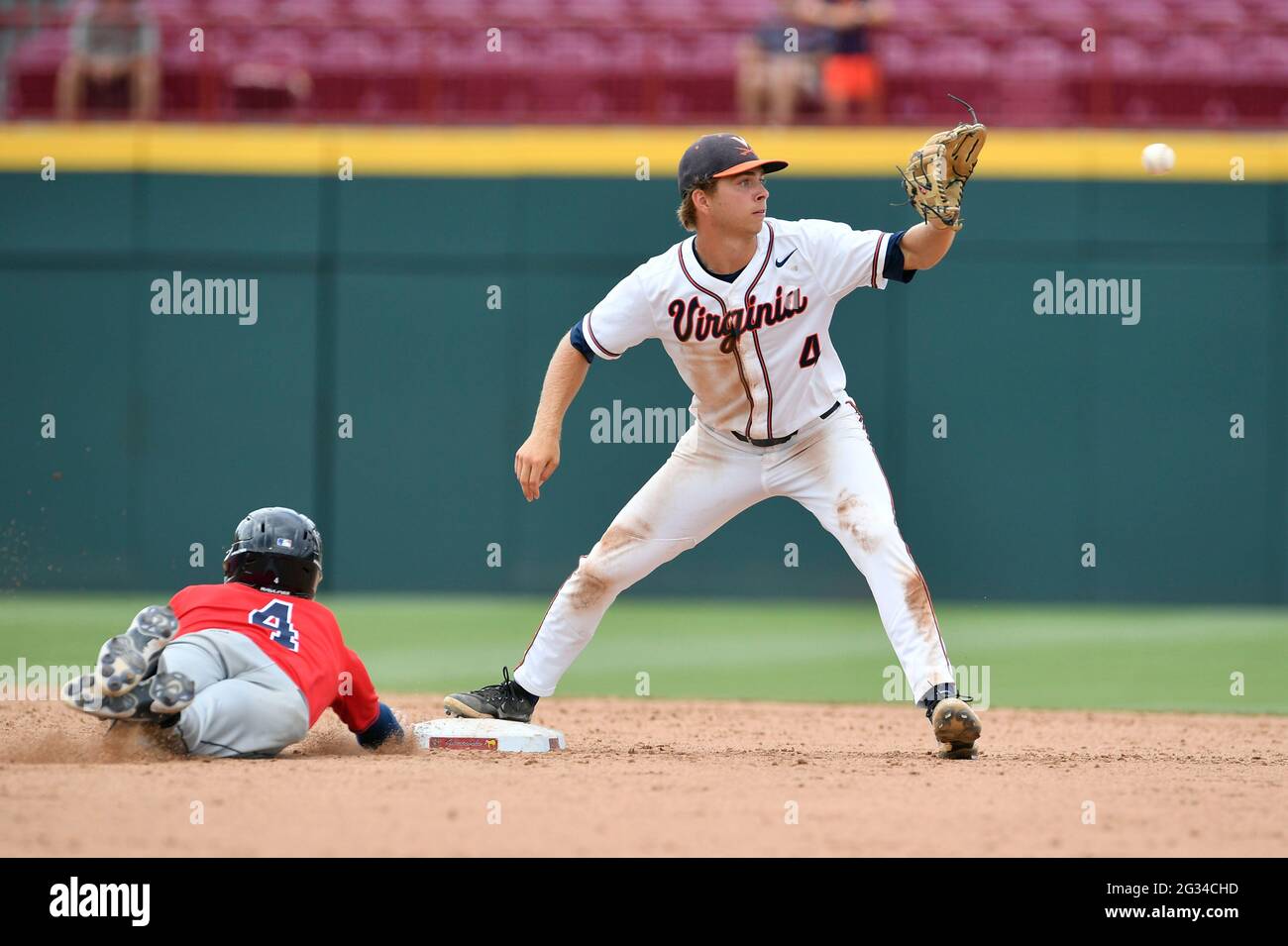 Columbia, South Carolina, USA. 13. Juni 2021. Während eines NCAA Super Regional Spiels zwischen den DBU Patriots und der University of Virginia Cavaliers in Columbia, South Carolina. (Obligatorische Gutschrift: Shane Roper/CSM). Kredit: csm/Alamy Live Nachrichten Stockfoto