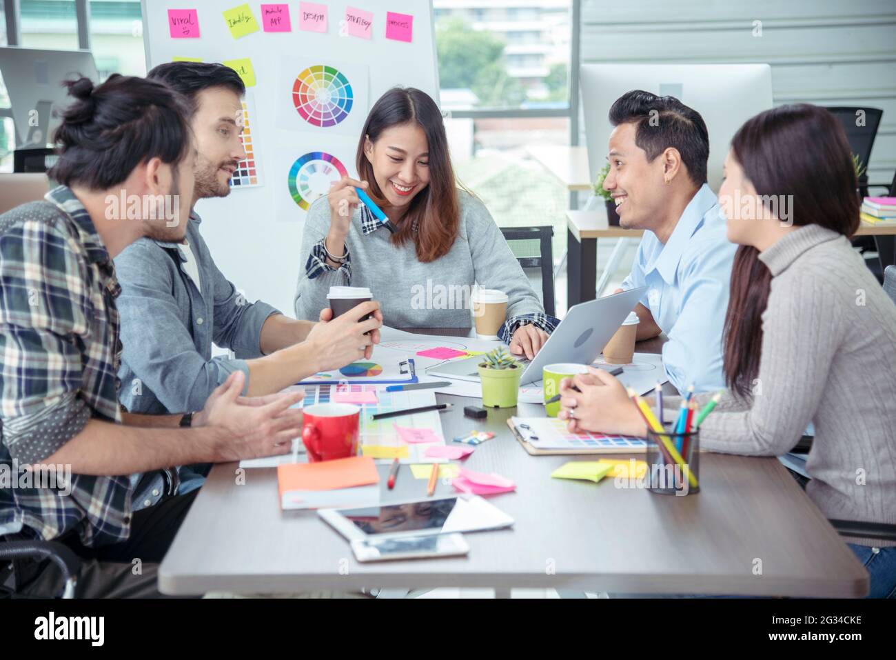 Teamwork Konzept. Zusammenarbeit Team Meeting Kommunikation mit dem Business Teamarbeit arbeiten zusammen im Konferenzraum. Blick von oben auf die Vielfalt Partner B Stockfoto