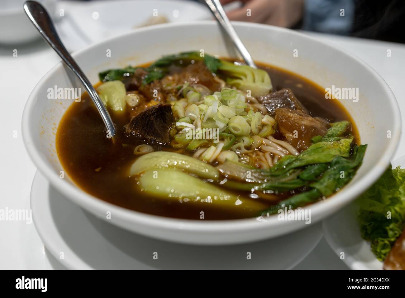 Chinesisches und taiwanesisches Essen Rindernudelsuppe Stockfoto