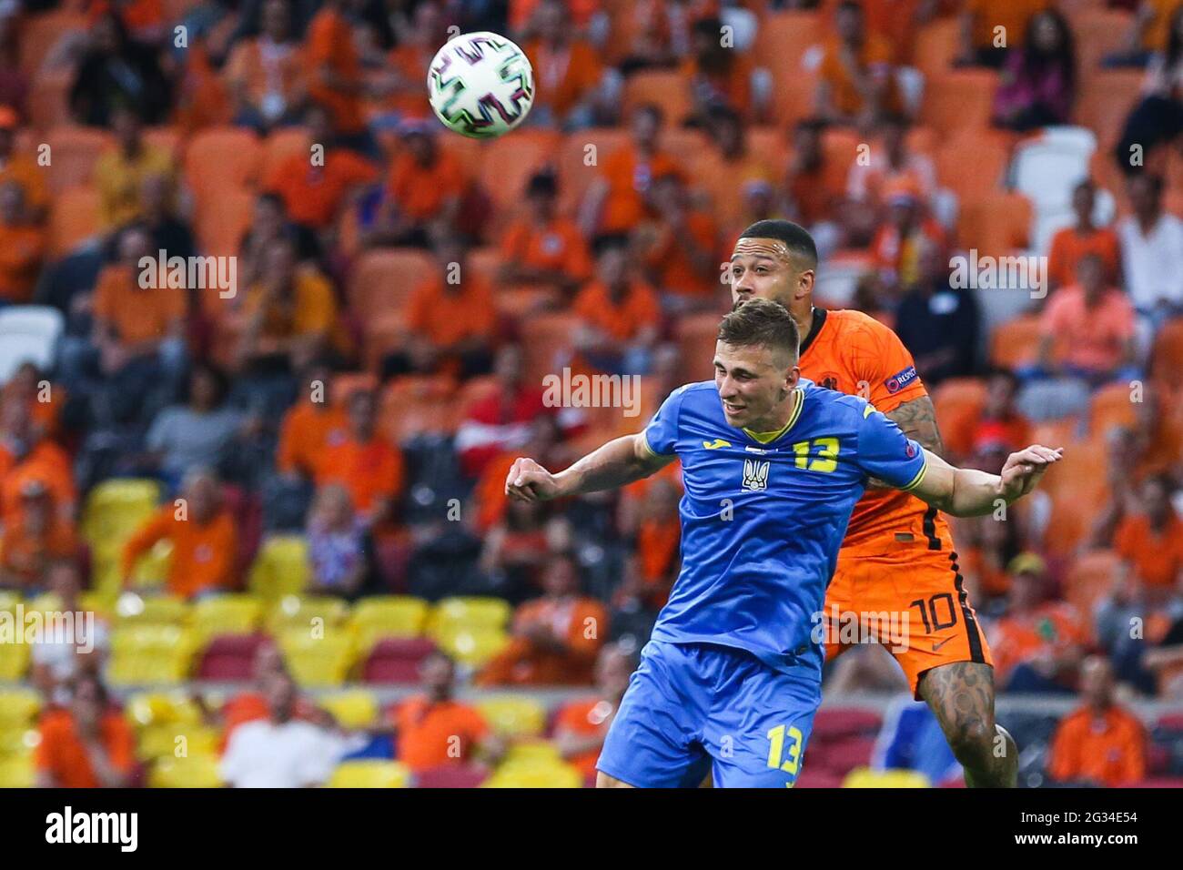 Amsterdam, Niederlande. Juni 2021. Memphis Depay (R) aus den Niederlanden steht mit Illia Zabarnyi aus der Ukraine während des UEFA Euro 2020 Championship Group C Spiels in Amsterdam, Niederlande, am 13. Juni 2021, im Spiel. Quelle: Zheng Huansong/Xinhua/Alamy Live News Stockfoto