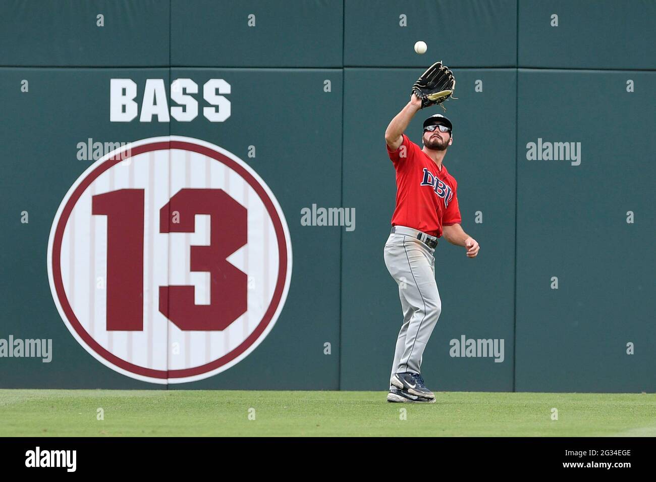 Columbia, South Carolina, USA. Juni 2021. DBU-Outfielder Austin Bell (5) macht einen Fang während eines NCAA-Superregionalspiels zwischen den DBU Patriots und den University of Virginia Cavaliers in Columbia, South Carolina. Obligatorischer Kredit: Shane Roper/CSM/Alamy Live News Stockfoto