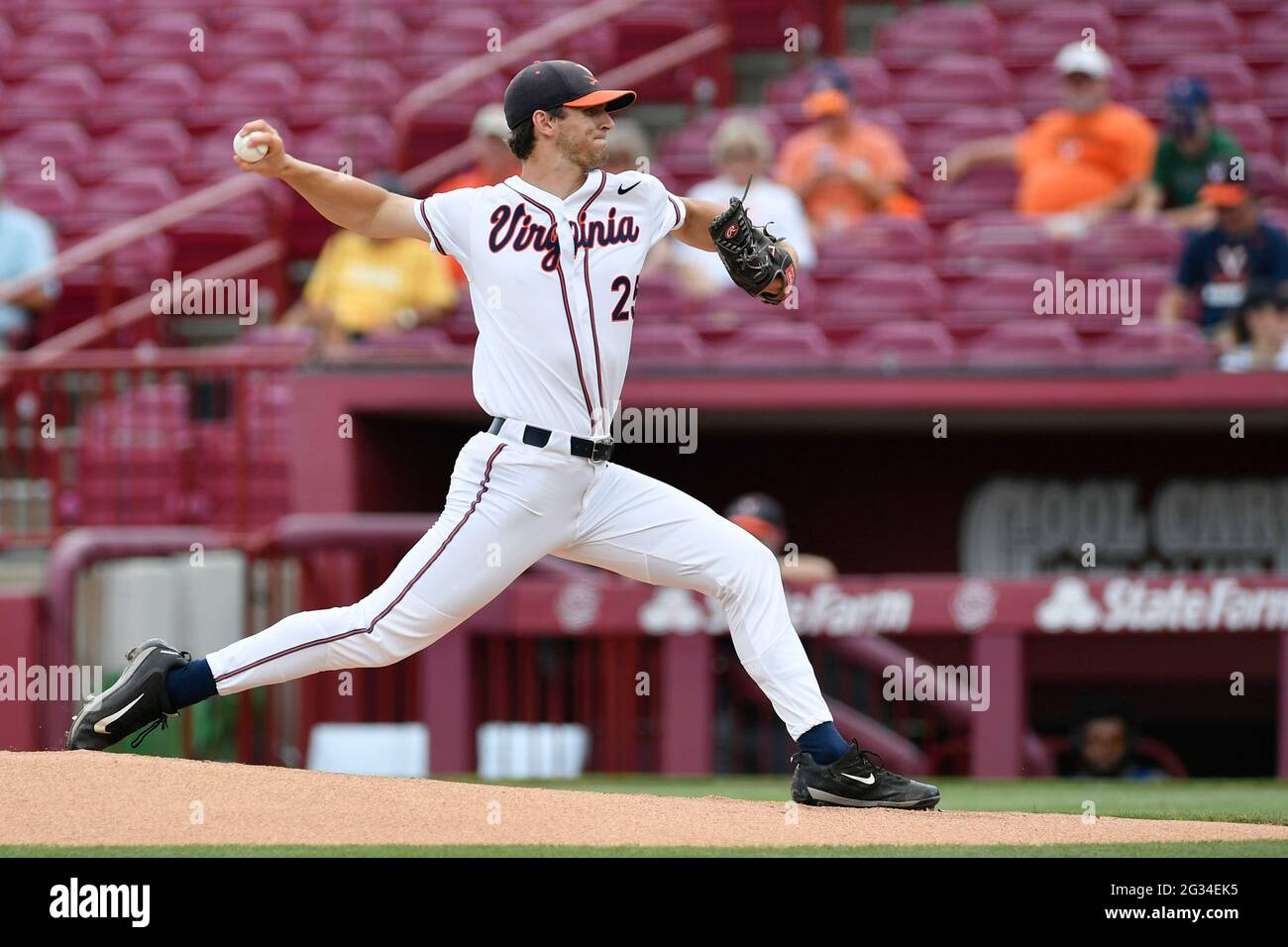 Columbia, South Carolina, USA. Juni 2021. Virginia Pitcher Griff McGarry (25) spielt während eines super regionalen NCAA-Spiels zwischen den DBU Patriots und den University of Virginia Cavaliers in Columbia, South Carolina. Obligatorischer Kredit: Shane Roper/CSM/Alamy Live News Stockfoto