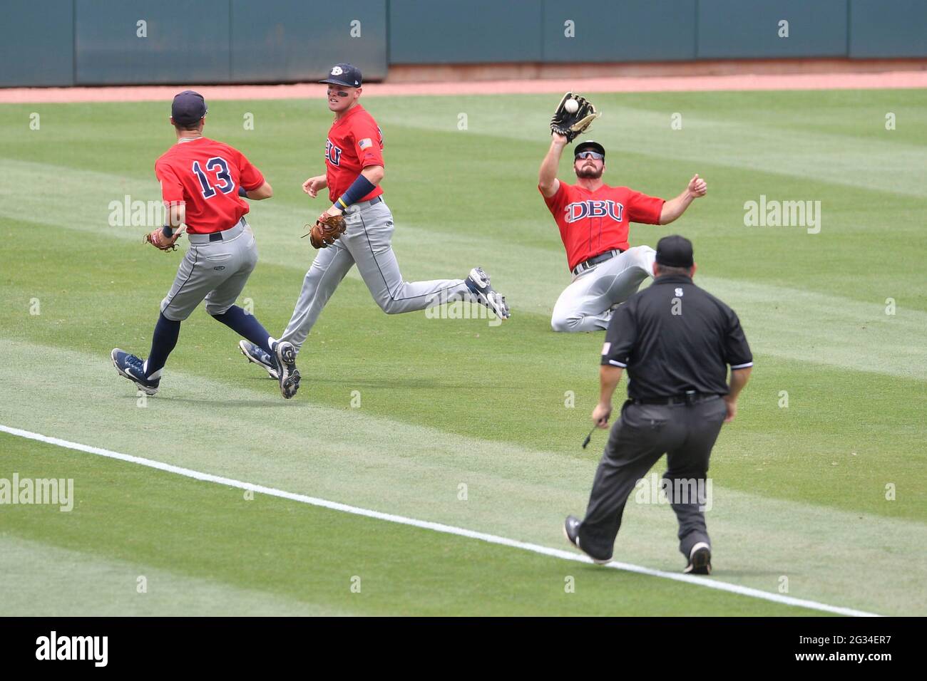 Columbia, South Carolina, USA. Juni 2021. DER DBU-Outfielder Austin Bell (5) macht einen Schiebefang während eines NCAA-Super-Regional-Spiels zwischen den DBU Patriots und den University of Virginia Cavaliers in Columbia, South Carolina. Obligatorischer Kredit: Shane Roper/CSM/Alamy Live News Stockfoto