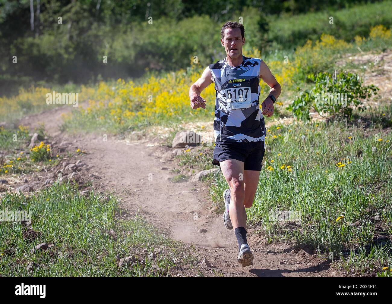 13. Juni 2021: Bergläufer Joshua Eberly (5107) nähert sich dem Ziel des 2021 Addias Terrex 10K Spring Abflugs bei den GoPro Mountain Games, Vail, Colorado. Stockfoto