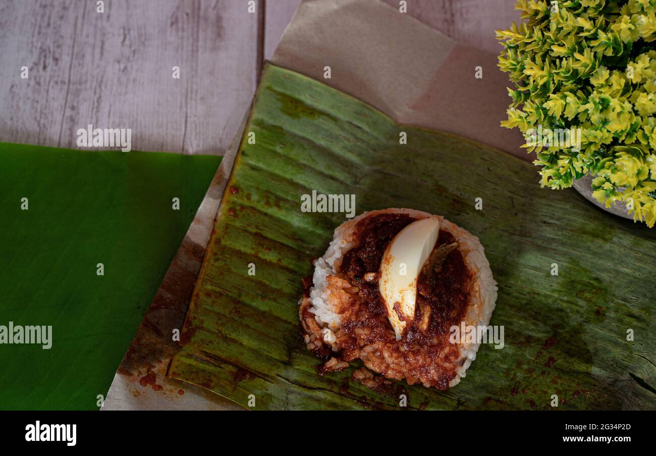 Eine Portion Nasi Lemak, Reis gekocht mit Kokosmilch, ein beliebtes lokales Gericht in Malaysia. Selektive Fokuspunkte. Unscharfer Hintergrund Stockfoto