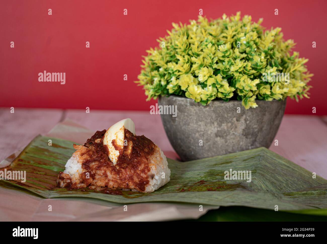 Eine Portion Nasi Lemak, Reis gekocht mit Kokosmilch, ein beliebtes lokales Gericht in Malaysia. Selektive Fokuspunkte. Unscharfer Hintergrund Stockfoto