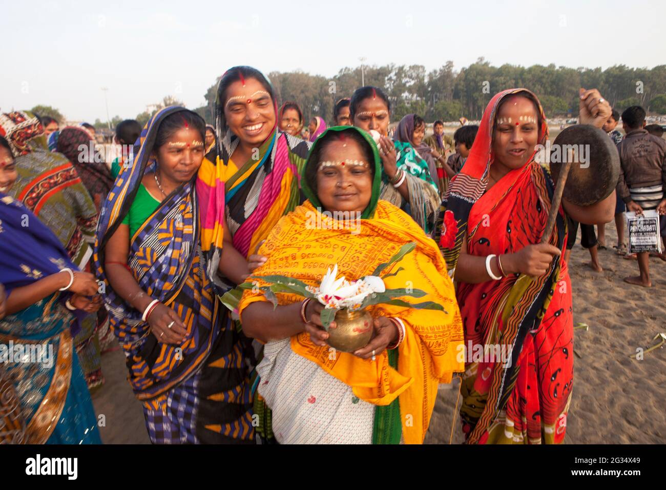 Die Menschen in Odisha, Indien, feiern ein Ritual namens Boitha Bandhana, das sich die glorreiche maritime Vergangenheit der Region auswendig lässt. Stockfoto