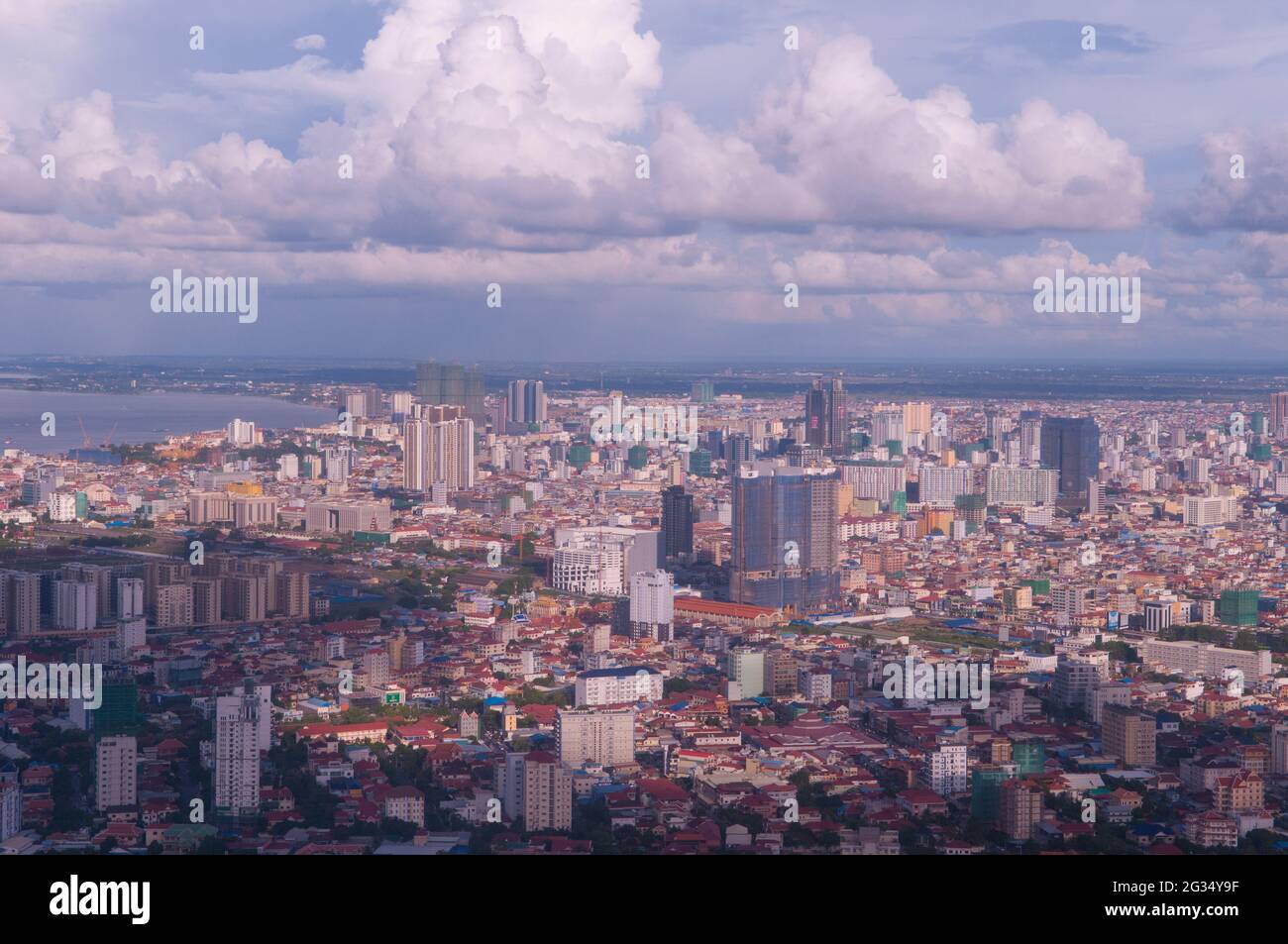 Luftaufnahme der Innenstadt von Phnom Penh und dem Zusammenfluss des Mekong-Flusses und des Tonle SAP-Flusses, Phnom Penh, Kambodscha. Quelle: Kraig lieb Stockfoto