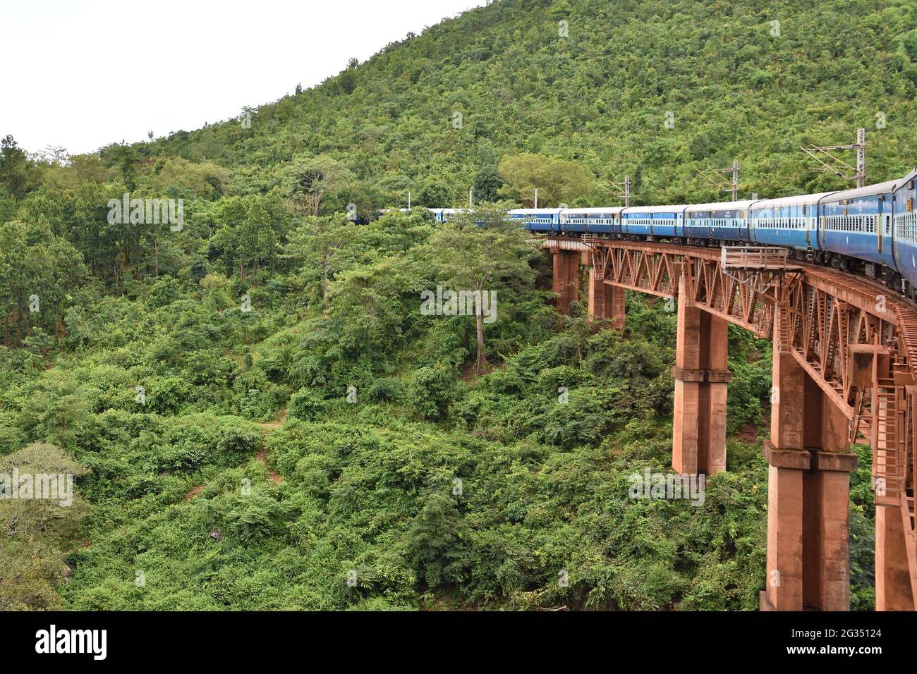 Indian Railways Zug Kirandul Passenger läuft durch Araku Valley, Andhra Pradesh, Indien Stockfoto
