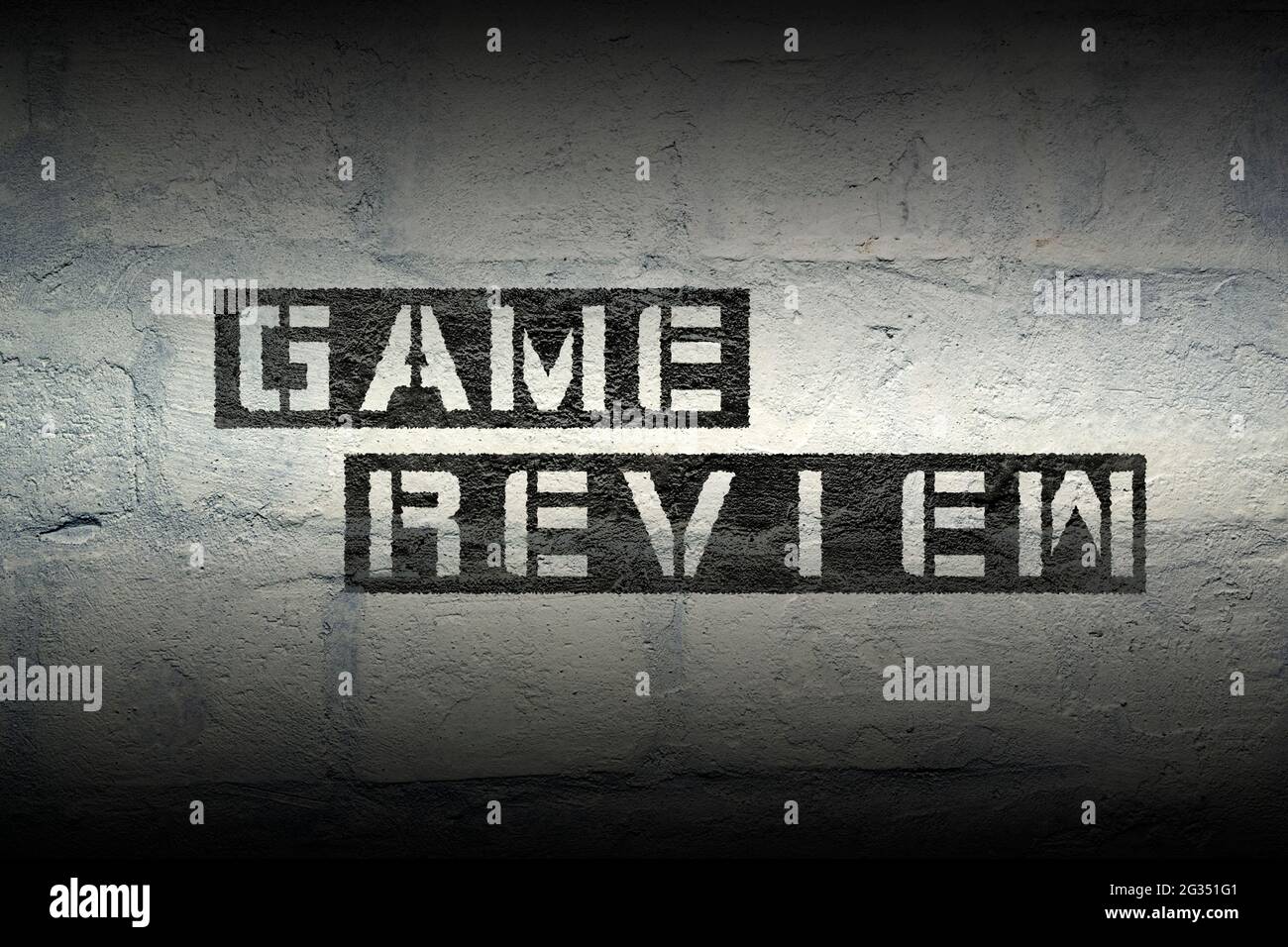 Game Review Schablonendruck auf der grunge weißen Ziegelwand Stockfoto