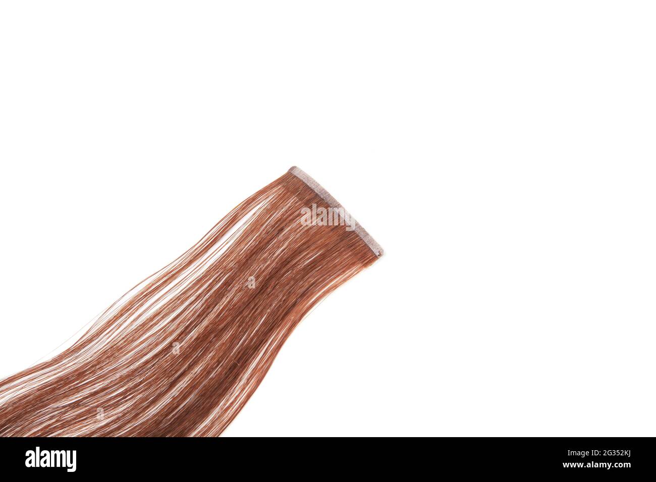 Fake braune Haare auf Klebeband auf weißem isolierten Hintergrund. Hochwertige Fotos Stockfoto