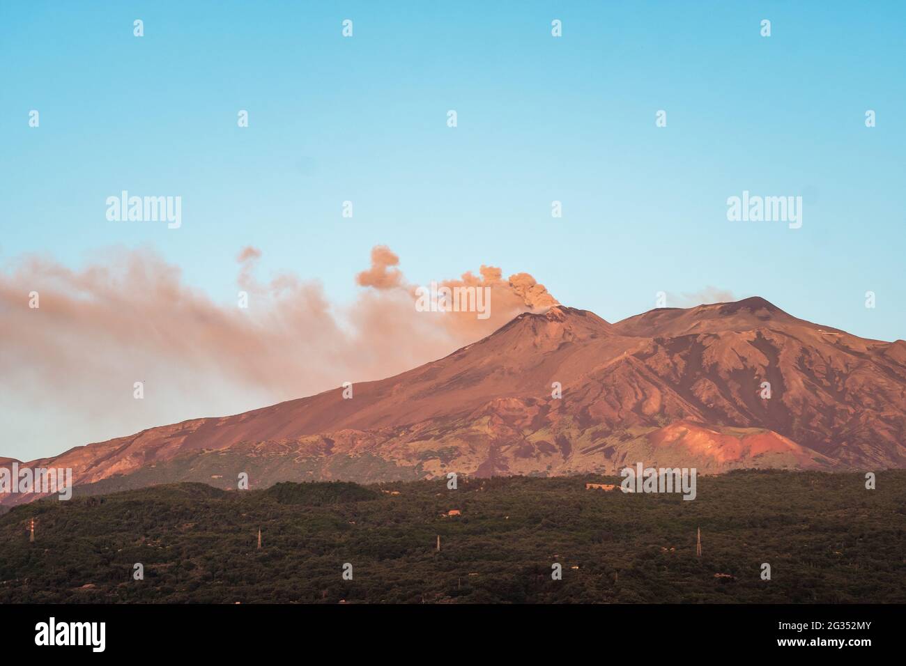 Vulkan Ätna Eruption bei Sonnenaufgang in Sizilien Stockfoto