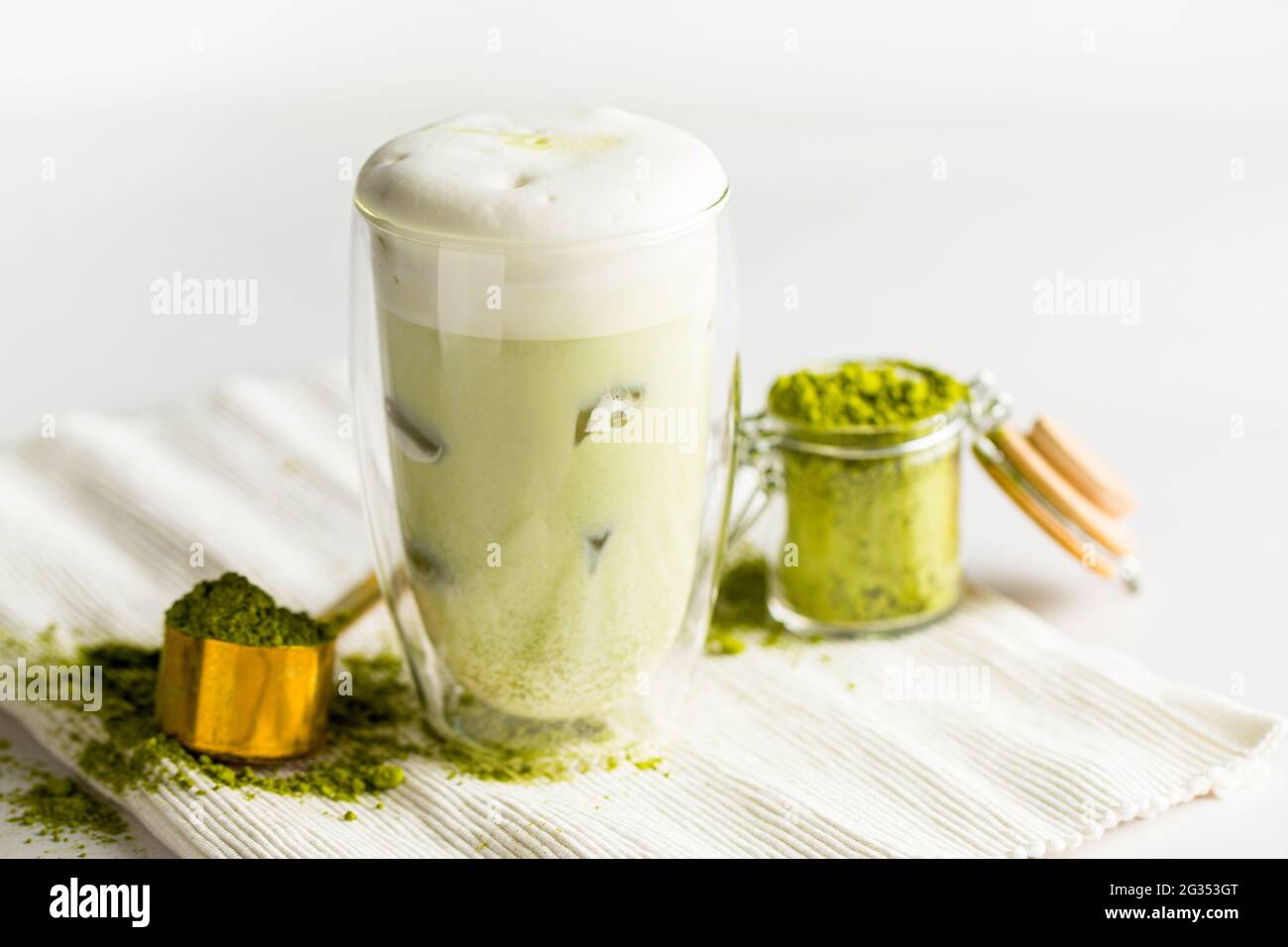 Glas Matcha grüner Tee mit Eiswürfeln Stockfoto