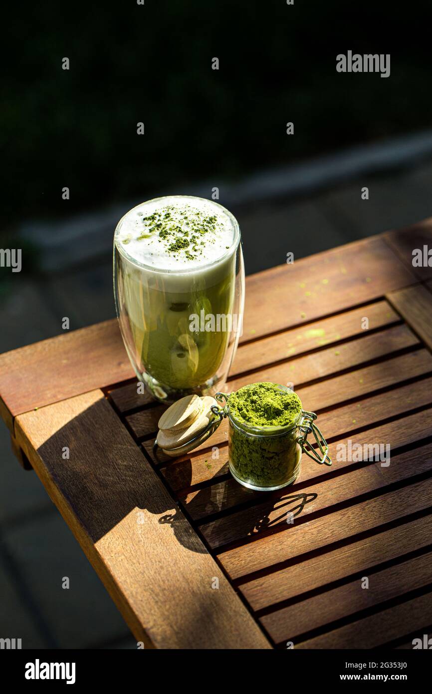 Matcha grüner Tee mit Eiswürfeln Stockfoto
