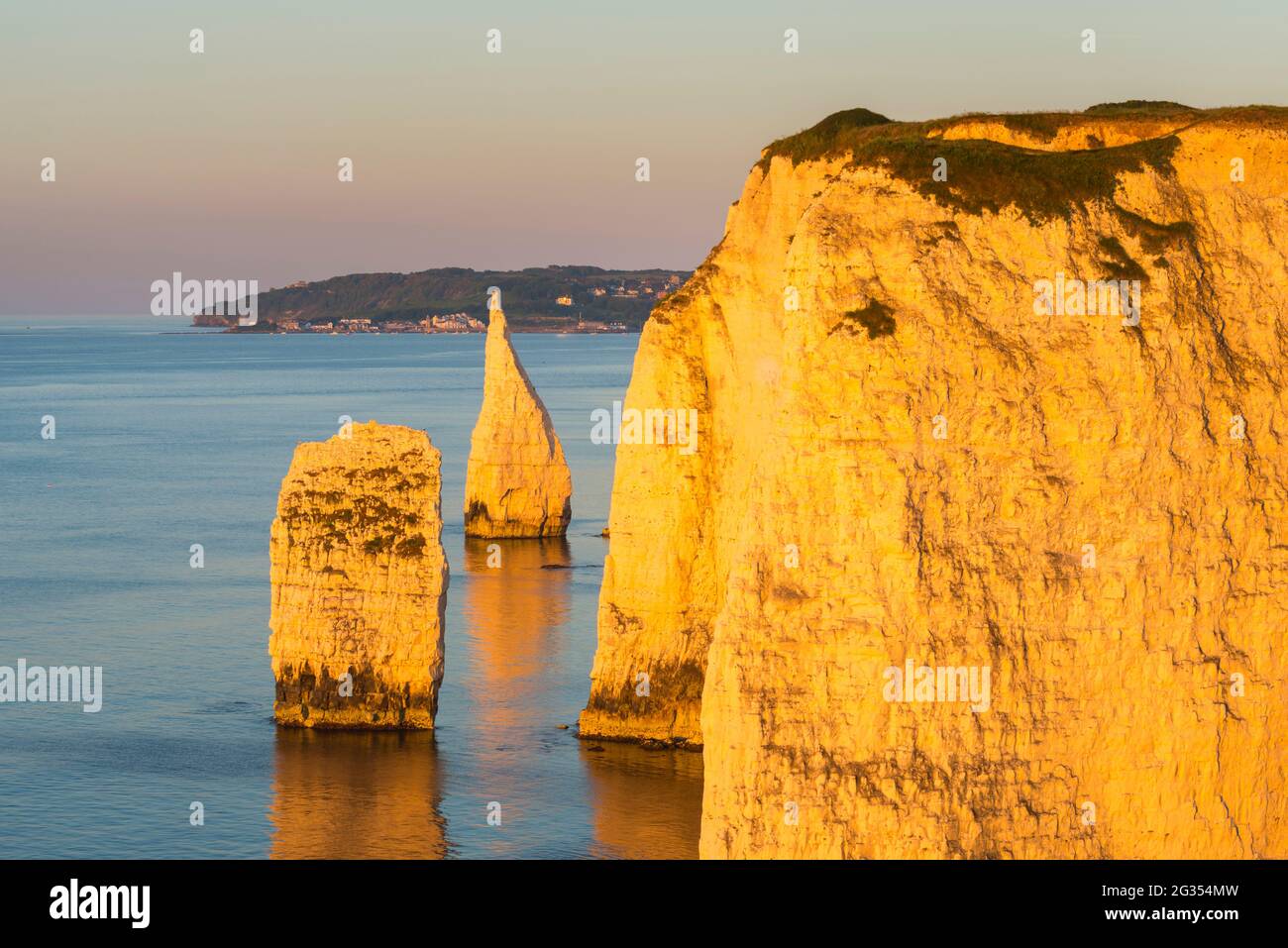 The Pinnacles, Swanage, Dorset, Großbritannien. Juni 2021. Wetter in Großbritannien. Die Pinnacles und Klippen in der Nähe der Old Harry Rocks in Dorset leuchten an einem warmen, klaren Sommermorgen kurz nach Sonnenaufgang orange im goldenen Licht. Bildnachweis: Graham Hunt/Alamy Live News Stockfoto