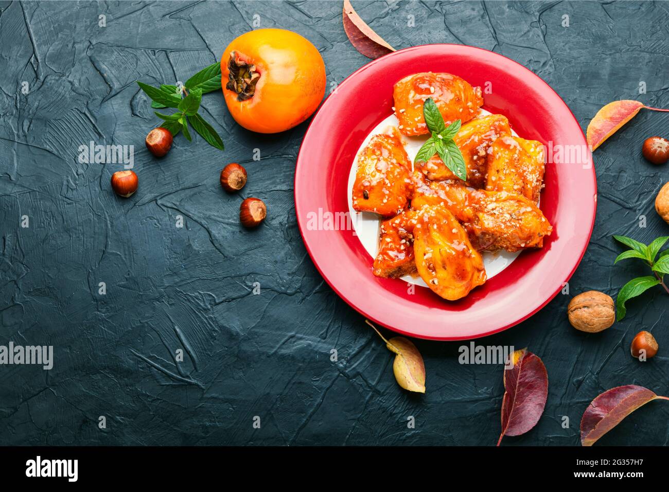 Stücke von karamellisiertem Persimmon.Herbst Dessert Süße, karamellisiertem Persimmon. Stockfoto