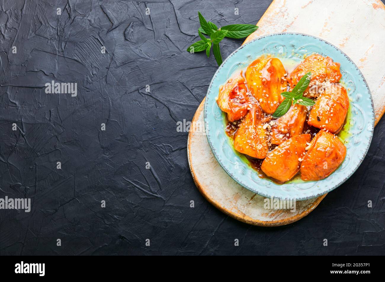 Stücke von karamellisiertem Persimmon.Herbst Dessert Süße, karamellisiertem Persimmon. Stockfoto