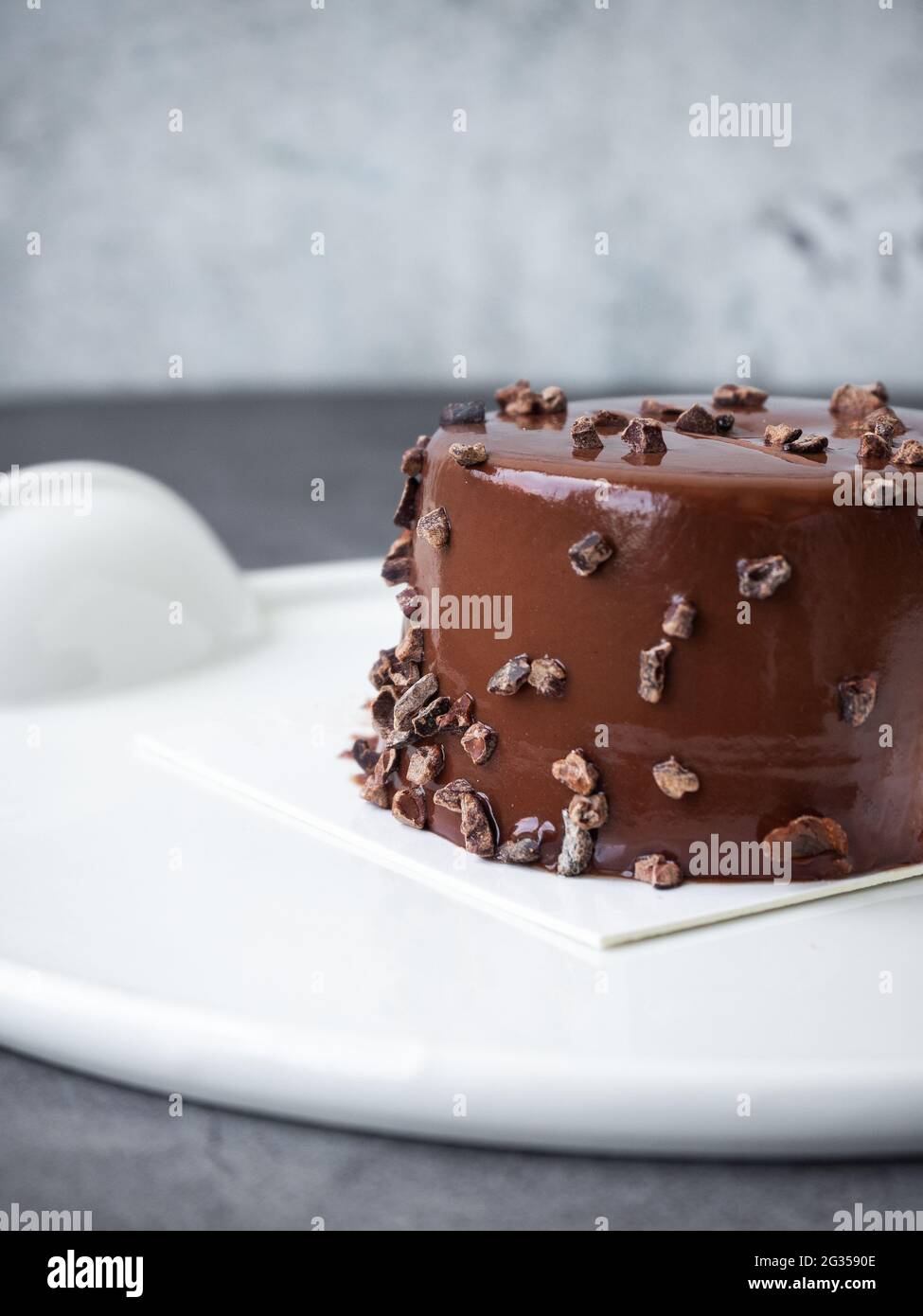 Mini Chocolate Tonka Kuchen auf weißem Teller Stockfoto