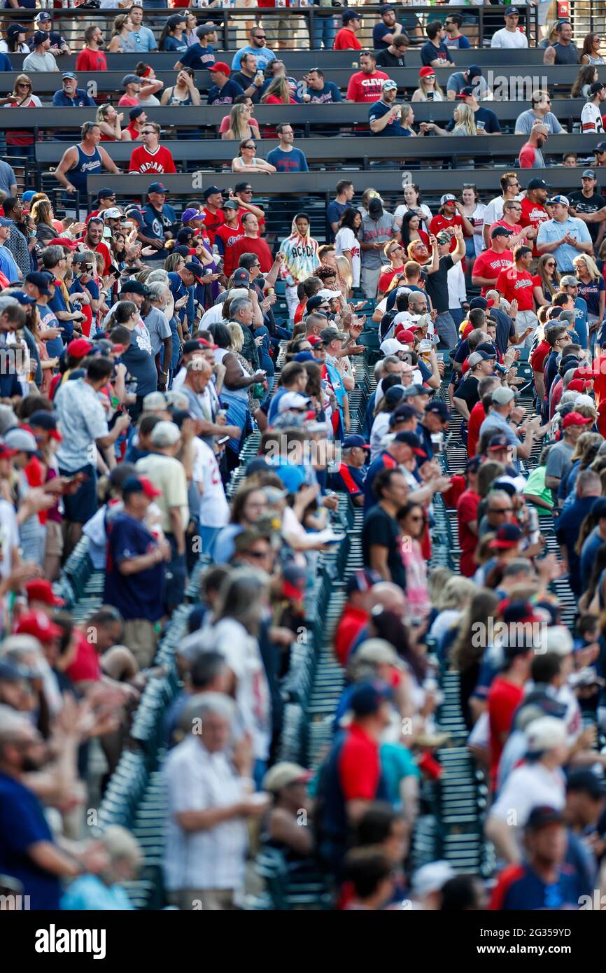 Allgemeine Ansicht der Fans im Progressive Field während eines MLB-Spiels der regulären Saison zwischen den Cleveland Indians und den Seattle Mariners, Samstag, 12. Juni 2 Stockfoto