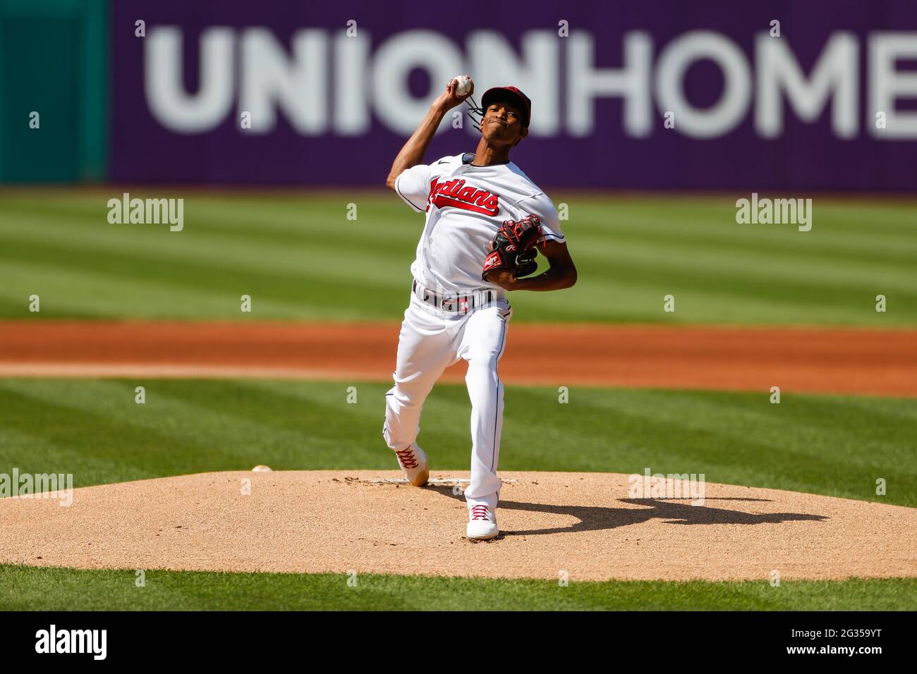 Cleveland Indians Pitcher Triston McKenzie (24) spielt den Ball während eines MLB-Spiels in der regulären Saison gegen die Cleveland Indians, Samstag, 12. Juni, Stockfoto
