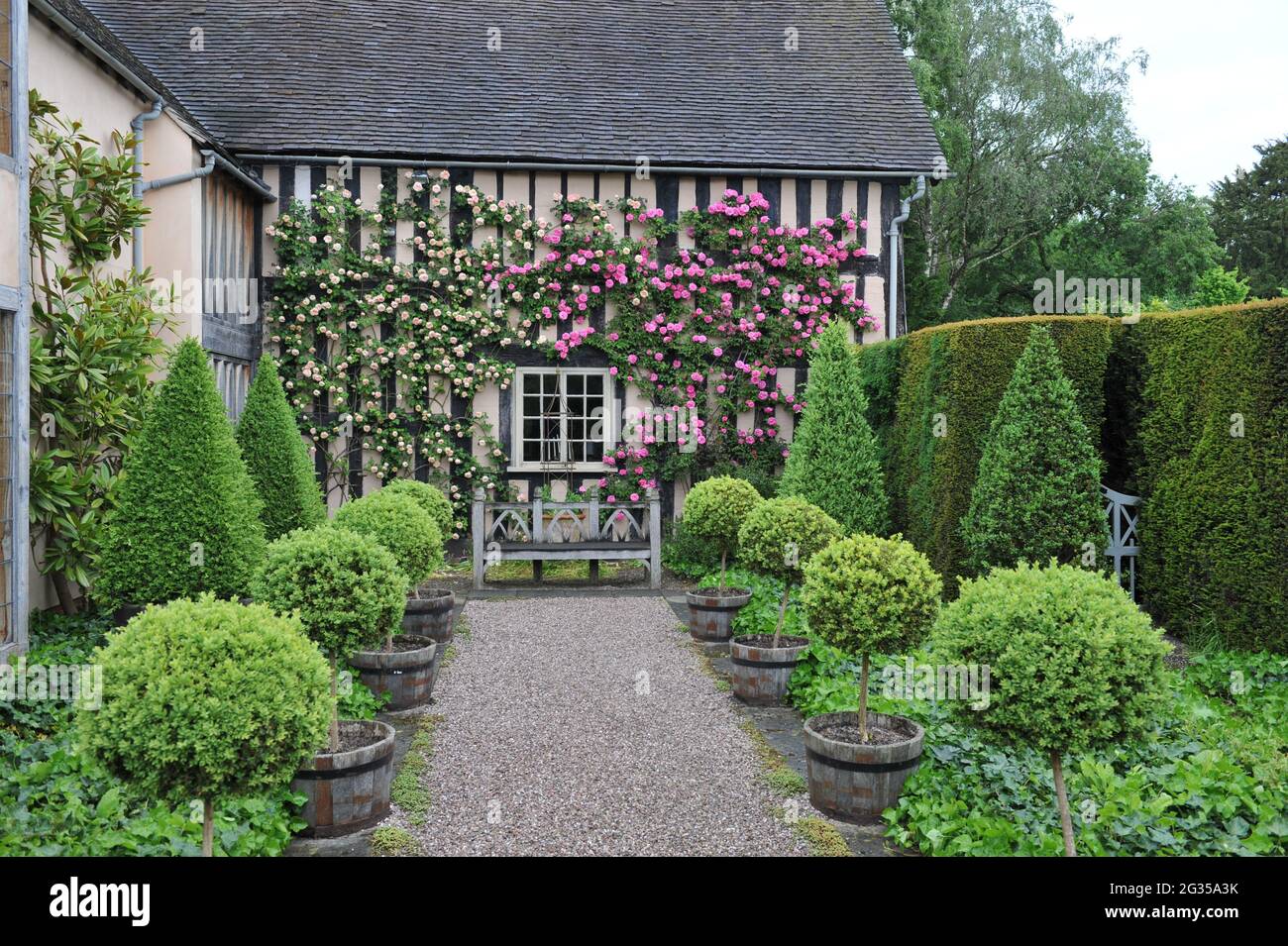 WOLLERTON, SHROPSHIRE / VEREINIGTES KÖNIGREICH - 22. MAI 2014: Der Garten in Wollerton Old Hall Stockfoto