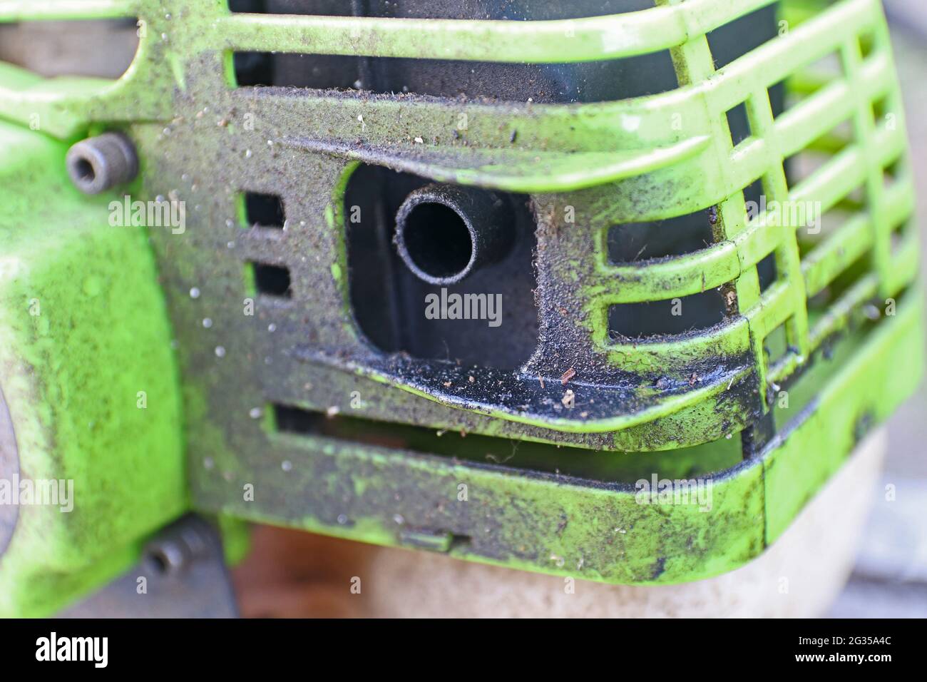 Motor des Benzinschneiders. Tropfen Motoröl in der Nähe des Auspuffrohrs. Motorzersetzung. Stockfoto
