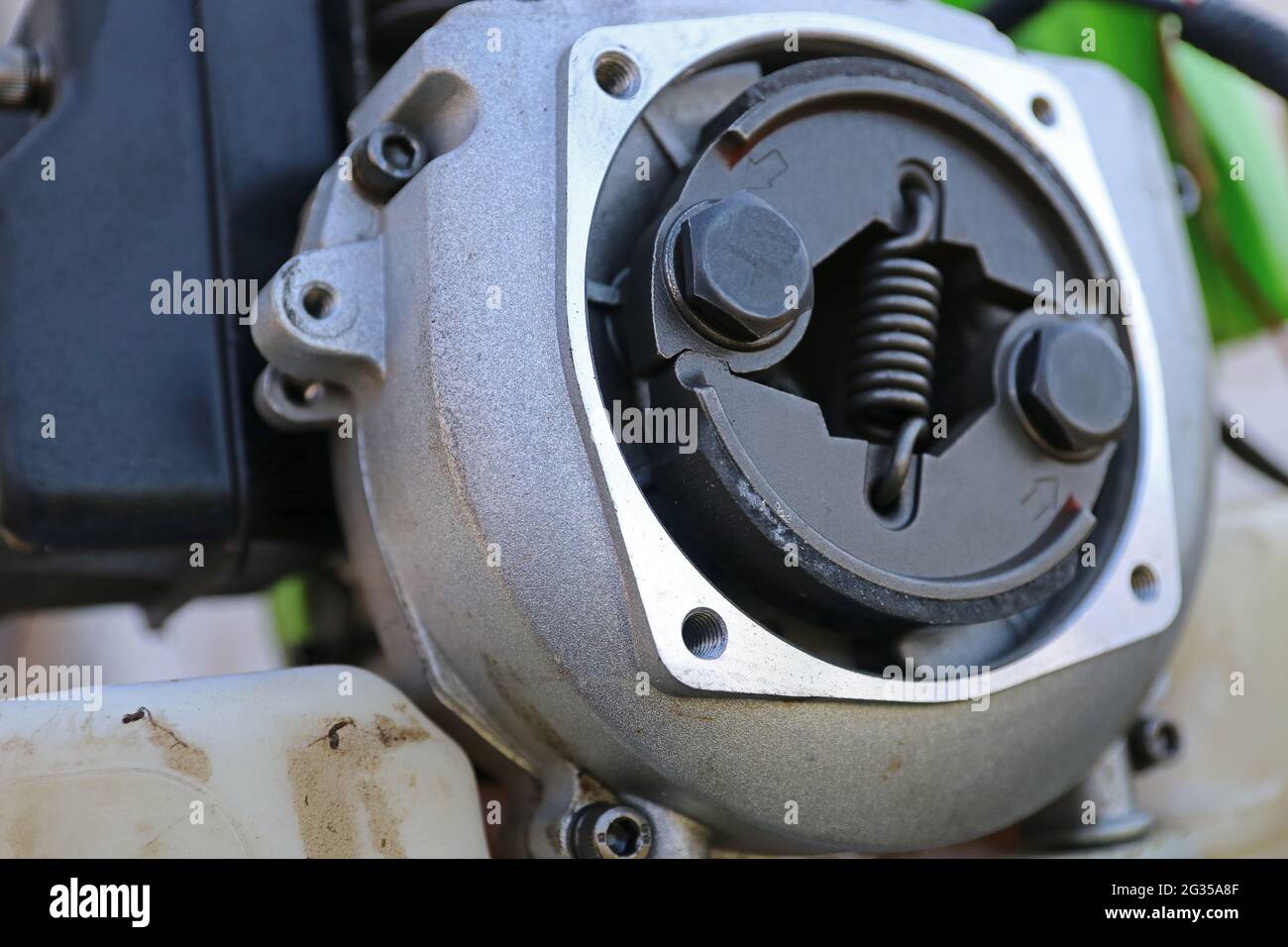 Elemente des Kupplungssystems eines Benzintrimmers. Stockfoto