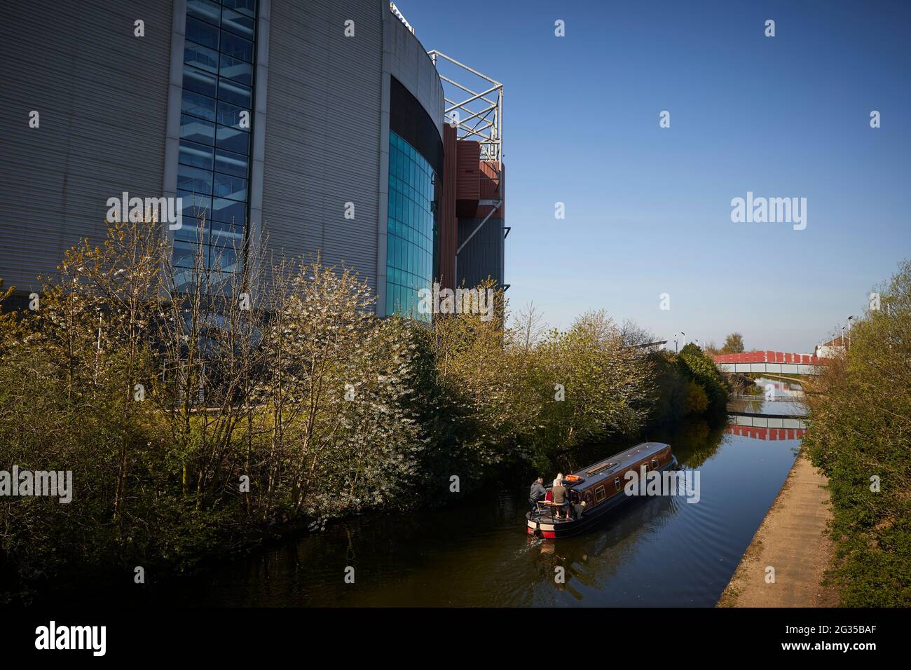 Heimstadion von Manchester United, Old Trafford Stadium, mit dem Bridgewater Canal Stockfoto