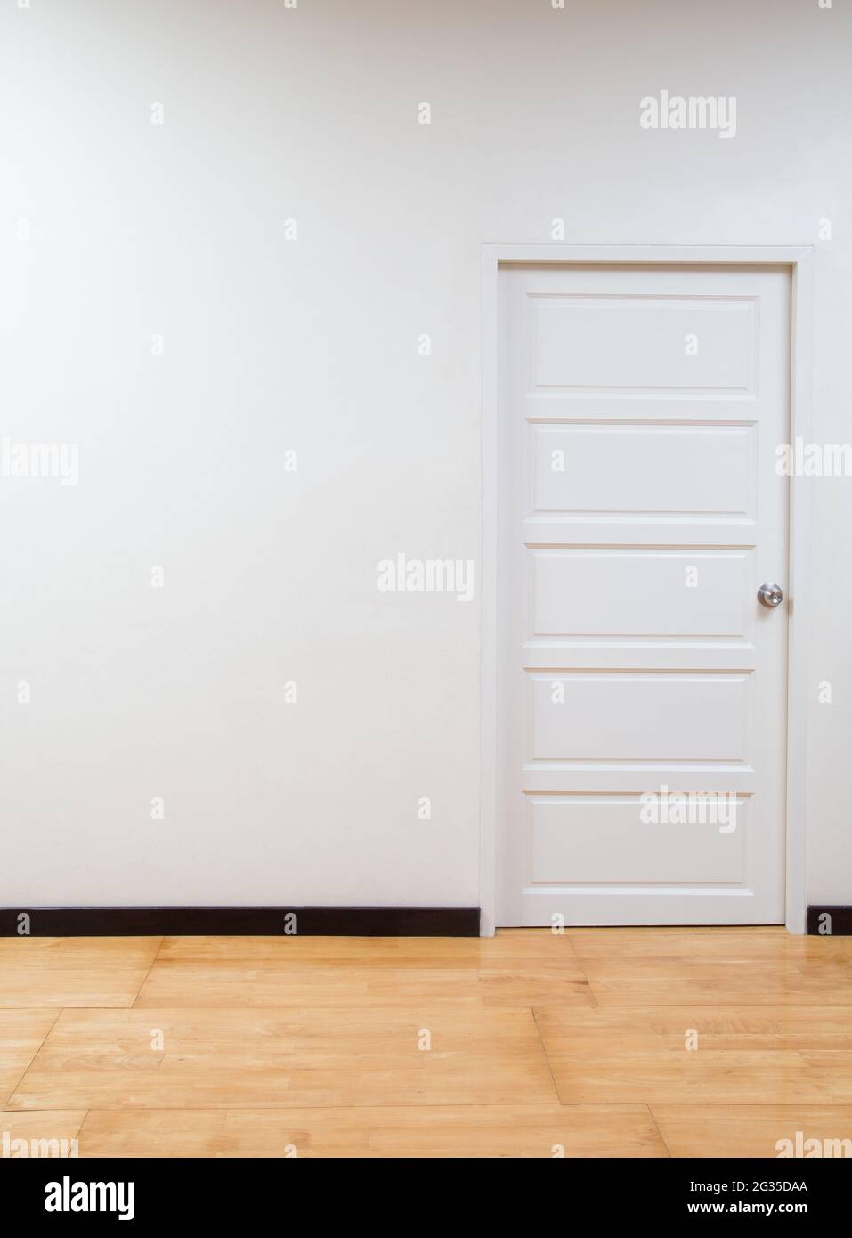Leere Innenausstattung mit weißer Wand, weißer Tür und Holzboden. Hintergrund innen Stockfoto