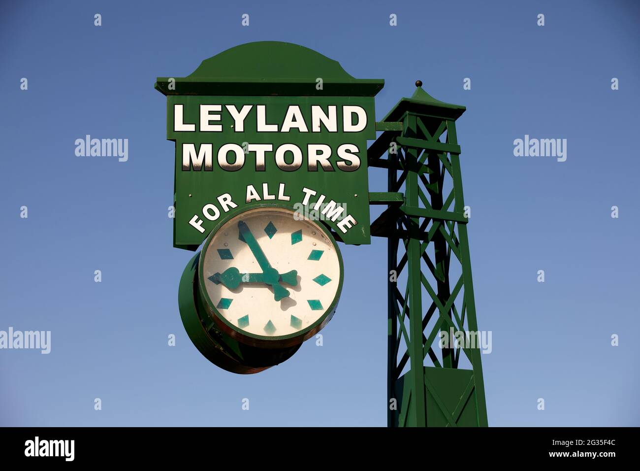 Leyland Lancashire Leyland Motor vintage Fabrik Uhr jetzt Dorf Wahrzeichen Stockfoto