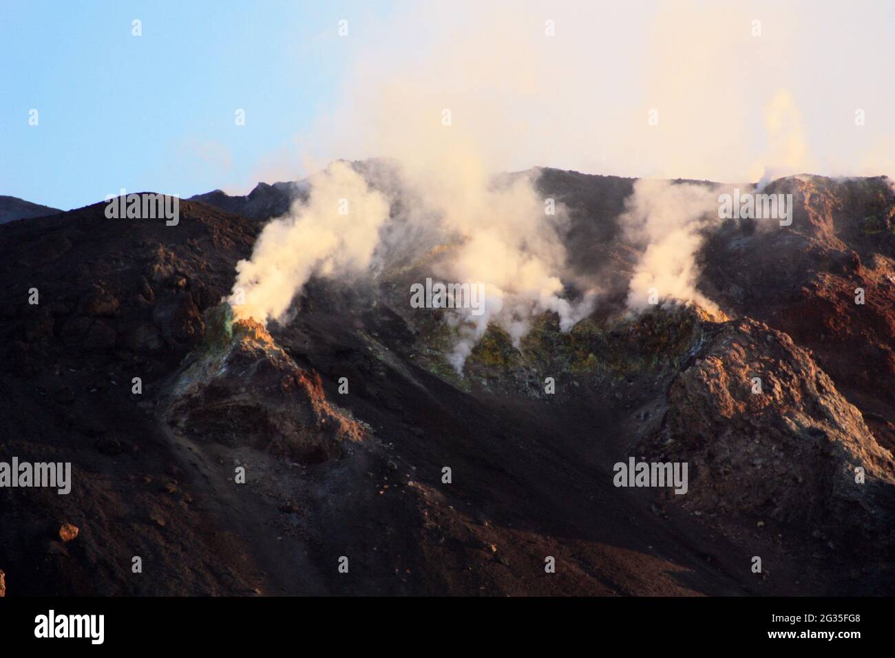 Schwefelfumarolen des Vulkans Mount Stromboli, Italien Stockfoto