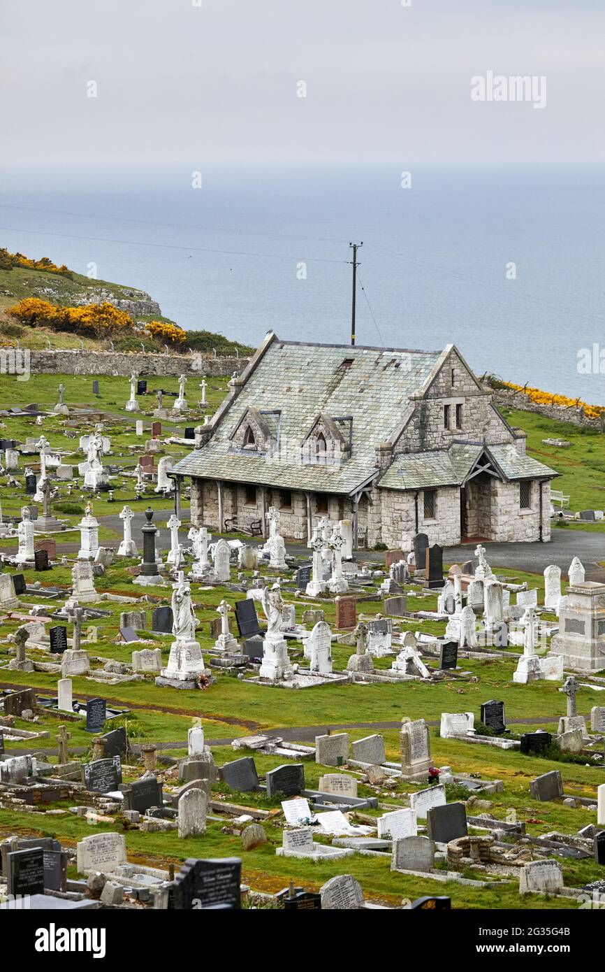 Küstenort Llandudno North Wales Great Orme Cemetery Chapel mit Blick auf die Irische See Stockfoto