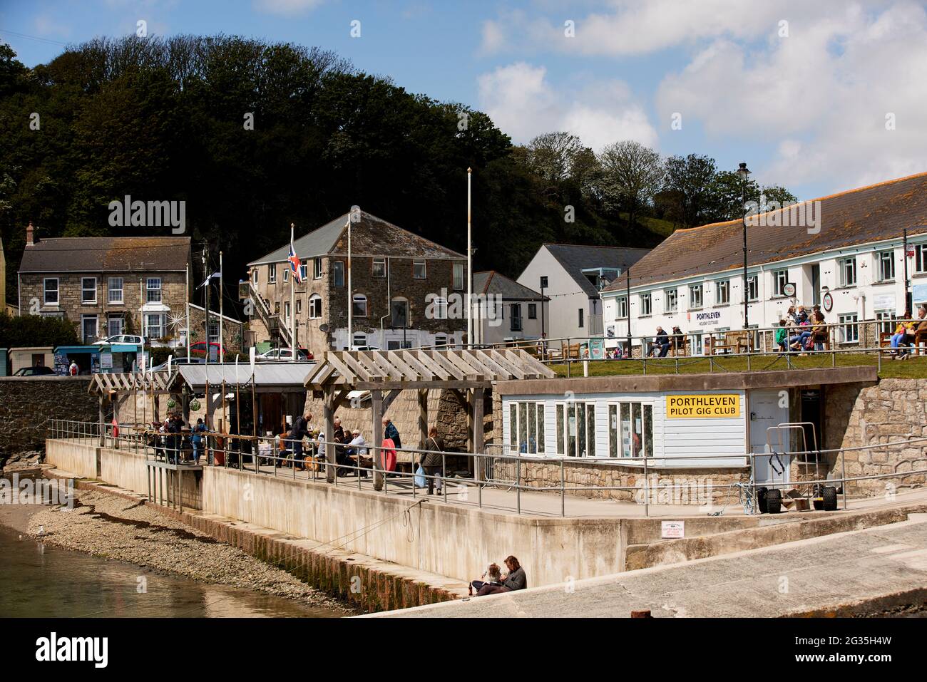 Cornish Touristenziel Porthleven, Cornwall, England, südlichster Hafen in Großbritannien, abgebildet die Hafenrestaurants Mussel Shoal Stockfoto