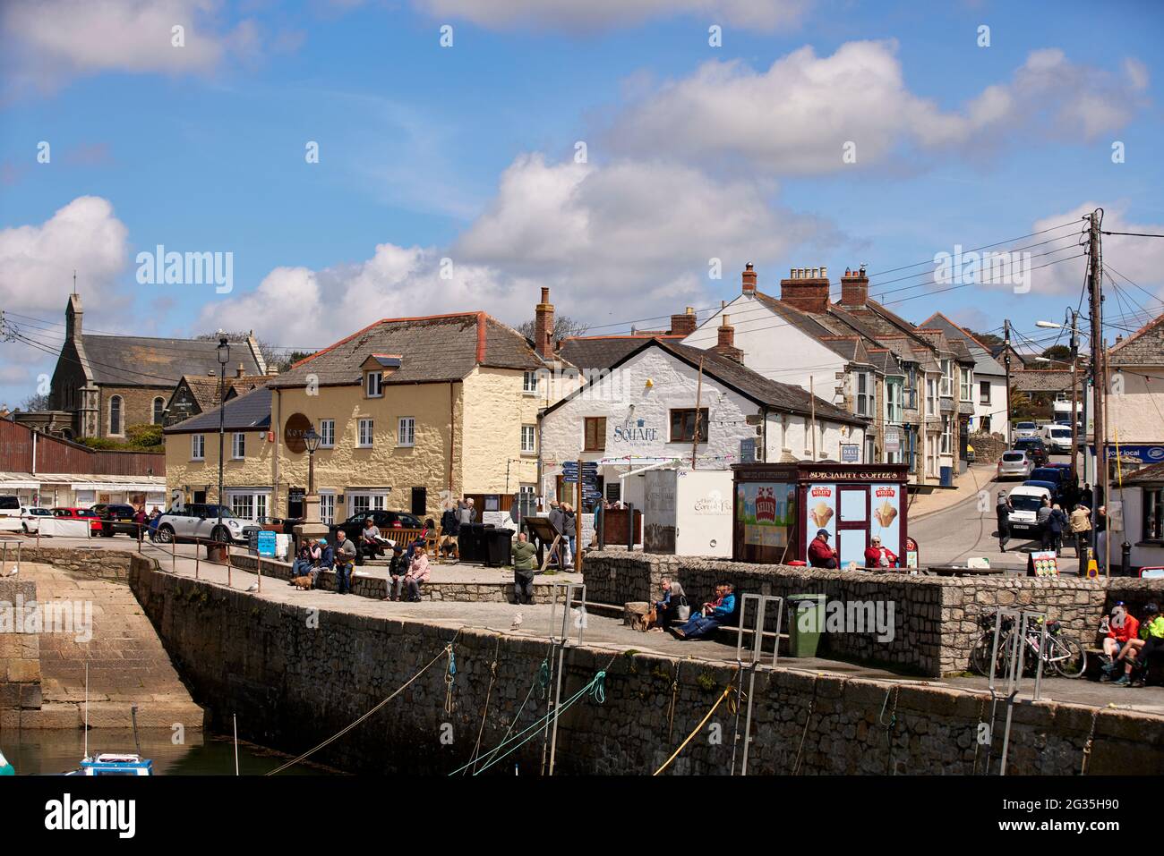 Cornish Touristenziel Porthleven, Cornwall, England, südlichster Hafen in Großbritannien, abgebildet der Hafen Stockfoto