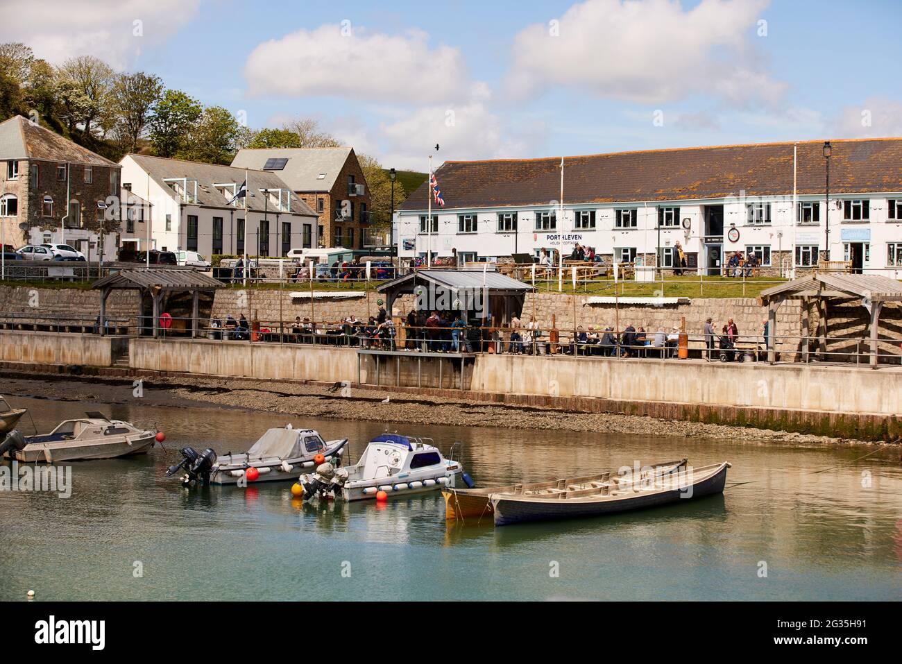 Cornish Touristenziel Porthleven, Cornwall, England, südlichster Hafen in Großbritannien, abgebildet die Hafenrestaurants Mussel Shoal Stockfoto