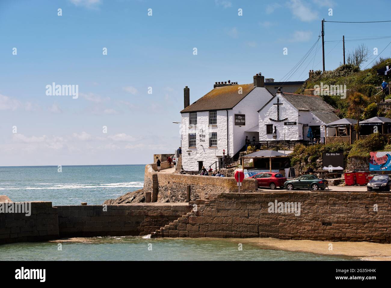 Cornish Touristenziel Porthleven, Cornwall, England, südlichster Hafen in Großbritannien, abgebildet das Ship Inn auf Mount Pleasant Rd Stockfoto