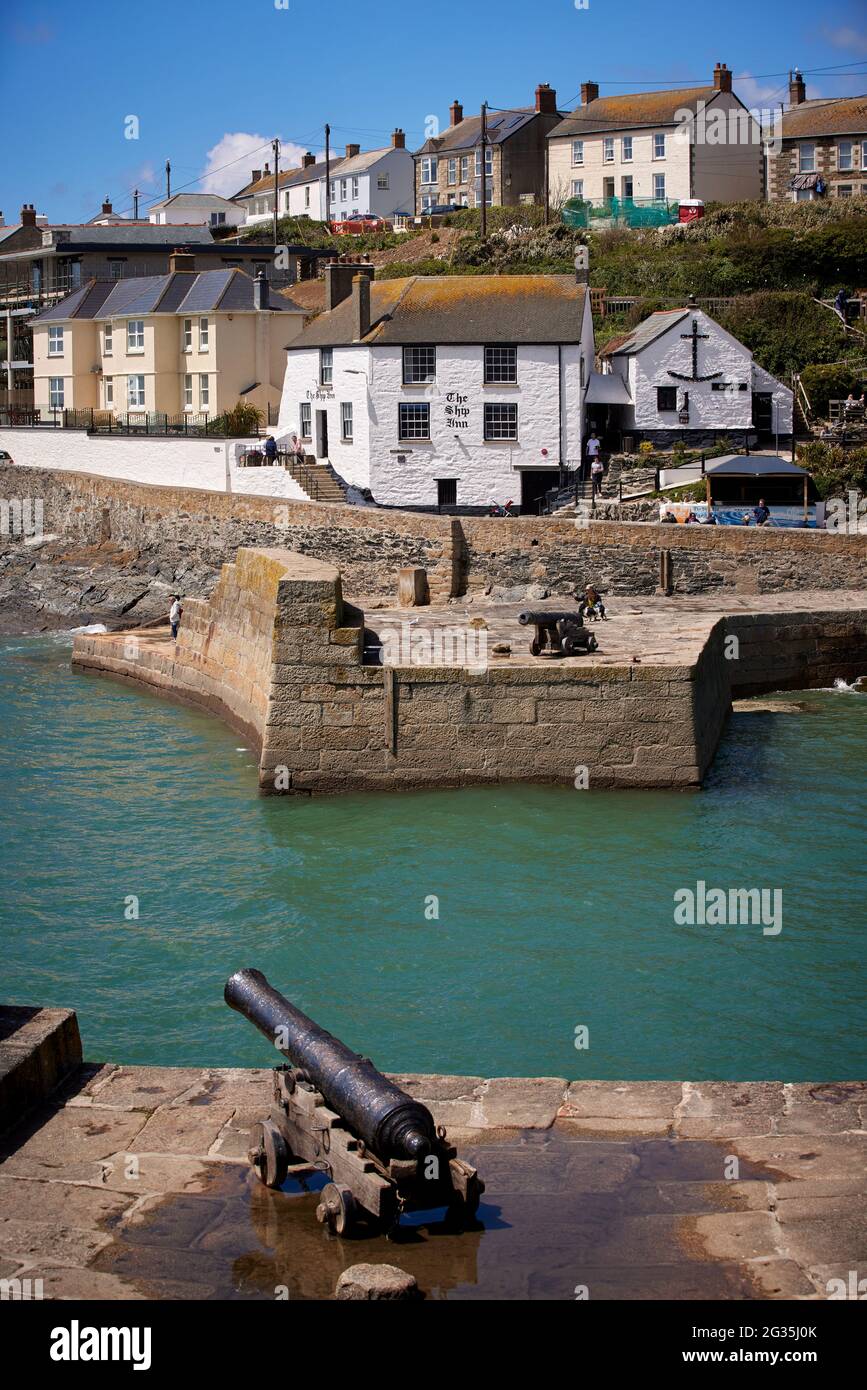 Cornish Touristenziel Porthleven, Cornwall, England, südlichster Hafen in Großbritannien, abgebildet das Ship Inn auf Mount Pleasant Rd Stockfoto