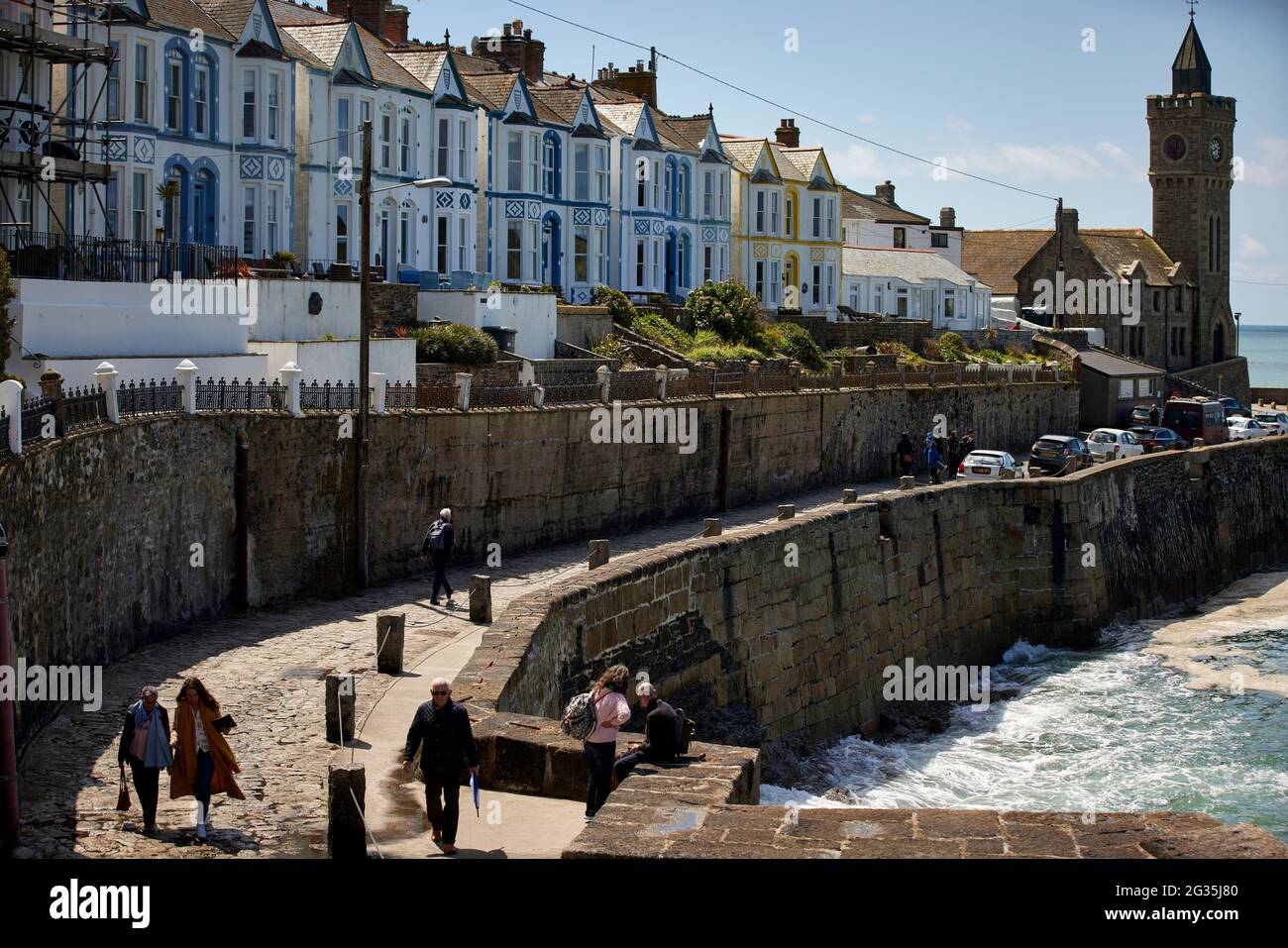 Cornish Touristenziel Porthleven, Cornwall, England, südlichster Hafen in Großbritannien, abgebildet Uhrenturm Stockfoto