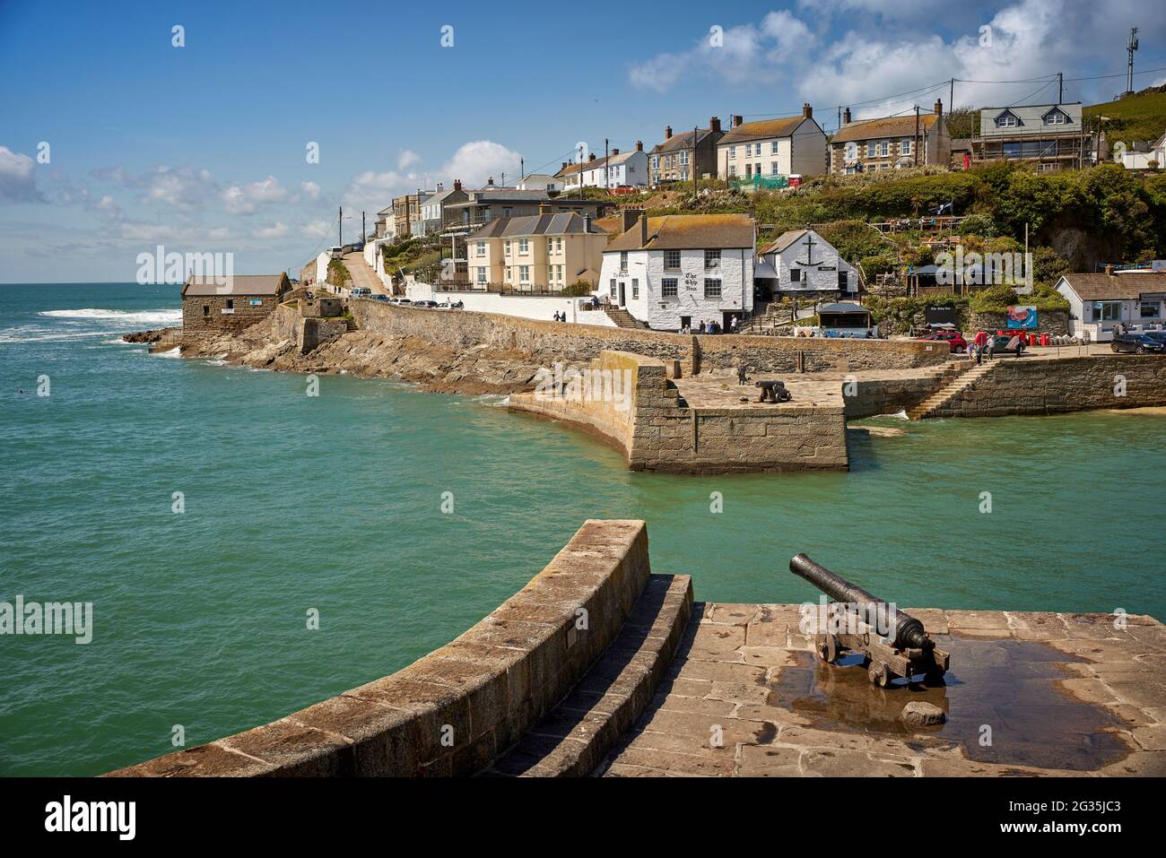 Cornish Touristenziel Porthleven, Cornwall, England, südlichster Hafen in Großbritannien, abgebildet das Ship Inn auf Mount Pleasant Rd Stockfoto