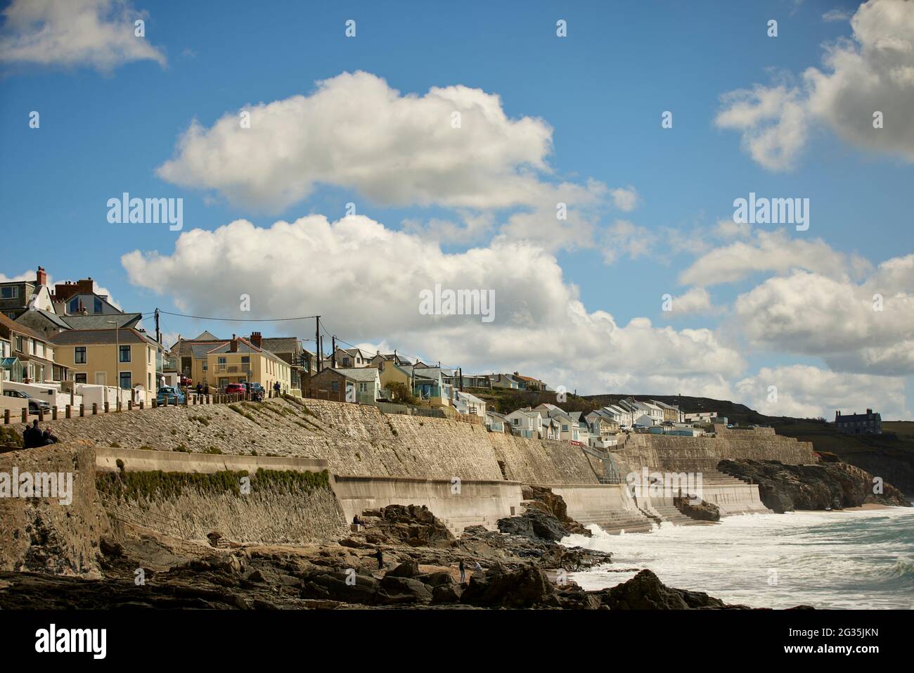 Cornish Touristenziel Porthleven, Cornwall, England, abgebildet Wohnbestand entlang der Küste Cliff Road und der See-Verteidigungsmauer Stockfoto